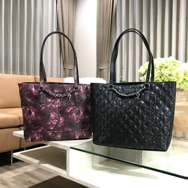 GUESS PRINTED FLOWERS SHOPPER BAG (SIZE L) กระเป๋าสะพายทรง TOTE หนังสวยอยู่ทรง ใบใหญ่กำลังดี น้ำหนักเบา ด้านหน้าประดับโลโก้แบรนด์ พร้อมโซ่ เปิดปิดด้วยซิป ภายในกว้างจุได้เยอะ แบ่งช่องเป็นสัดส่วน ใส่ A4 ได้ มีช่องซิป และช่องเล็ก มากับราคาสุดคุ้มค่ะ
