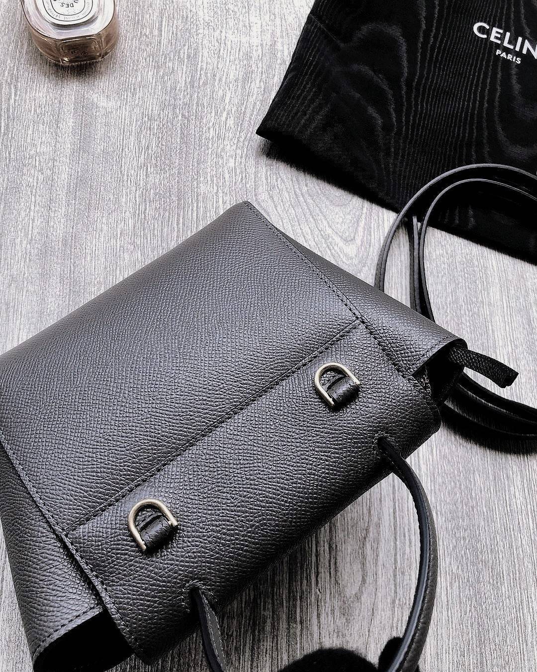 CELINE HANDLE AND CROSSBODY BAG VIP GIFT WITH PURCHASE (GWP) กระเป๋าถือและสะพายพรีเมี่ยมกิ๊ฟ Limited Edition จาก CELINE HAUTE PARFUME DUTYFREE COUNTER หนัง Saffiano ดีไซน์ยอดนิยมหนังสวยอยู่ทรงดูแลรักษาง่าย เปิดปิดด้วยฝาปิด Belt ด้านหน้ามีโลโก้แบรนด์ภายในโ