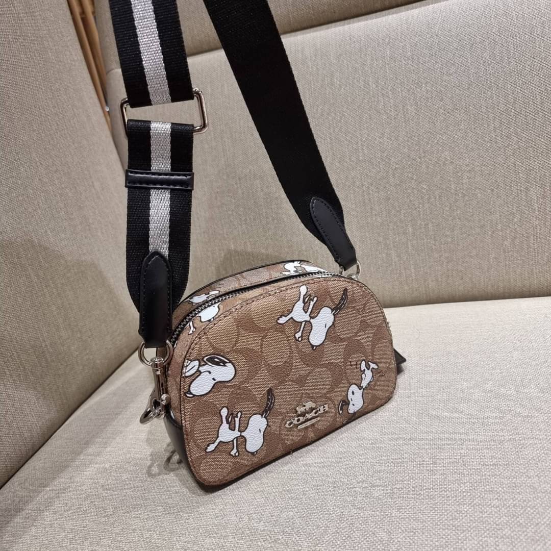 COACH C4590 COACH x PEANUTS MINI SERENA CROSSBODY IN SIGNATURE CANVAS WITH SNOOPY PRINT มาจ้าแม่ มาหนักๆอีกแล้ว กับคอลเลคชั่นที่ขายดี ขายหมด ไม่เคยพอจะขาย!! มินิเซเรนาคอลแลบกับสนูปพีแบบลงตัวที่สุด วัสดุหนังแคนวาสเคลือบลาย เปิด-ปิดด้วยซิป สะดวกใช้ ภายในเป็