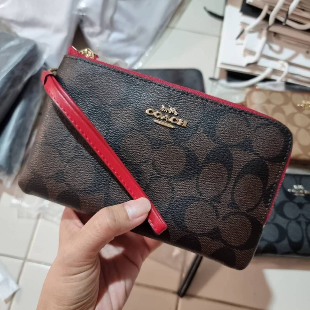 COACH F87591 DOUBLE CORNER ZIP WALLET IN SIGNATURE COATED CANVAS คล้องมือรุ่น 2 ซิป!! มาแล้วจ้า 🌟🤗 ไซส์นี้คือเหมาะมือจริงๆ พกง่ายเช่นเคย ไม่ต้องกังวลว่าจะเกะกะหรือกินพื้นที่กระเป๋าหลัก วัสดุหนังแคนวาสเคลือบลาย มีช่องหลักแยก 2 ช่อง ภายในบุผ