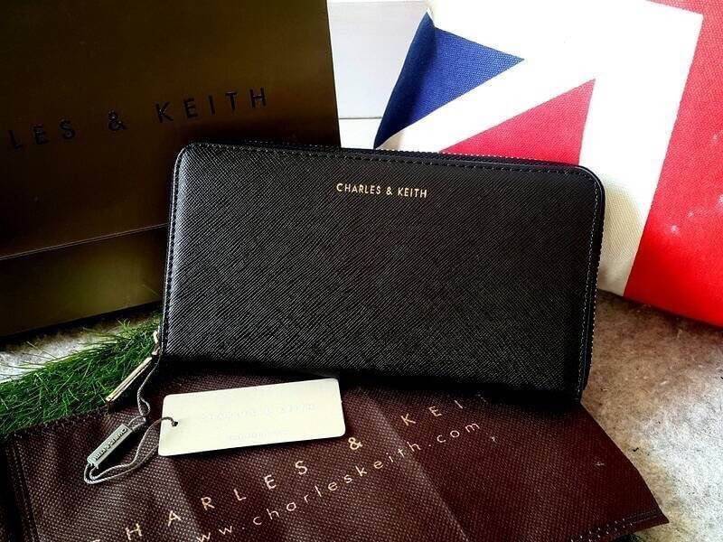BEST SELLER! CHARLES&KEITH LONG WALLET กระเป๋าสตางค์ใบยาวหนัง Saffiano สวยอยู่ทรงสไตล์ PRADA เปิดปิดด้วยซิปรอบอะไหล่ทองหัวซิปปั้มโลโก้ด้านหน้ามีโลโก้สวยเรียบหรูภายในมีช่องซิป1ช่อง ช่องใส่บัตรหลายช่อง ใส่มือถือ iphone เหรียญ บัตรได้เยอะ ตัวจริงสวยน่าใช้มาก