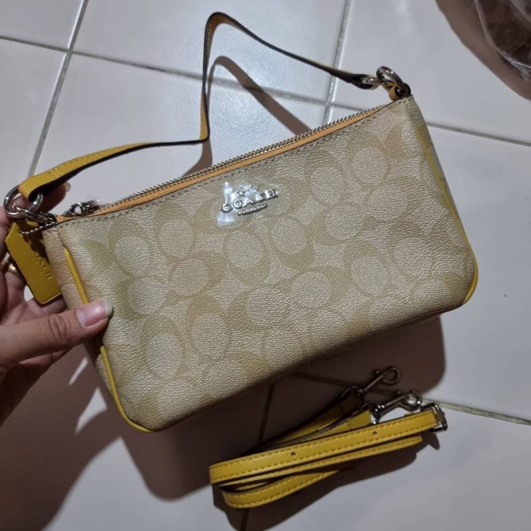 COACH F58321 TOP HANDLE POUCH อีกรุ่นฆ่าไม่ตาย!! 😎 ขายดีขายหมด ขายรวยขายปังๆ!! กระเป๋าพอชจากโค้ช ทรงใช้งานง่าย สะดวก กะทัดรัด วัสดุหนังแคนวาสเคลือบคุณภาพดี มาพร้อมสายคล้องในตัว และสายสะพาย crossbody ปรับเปลี่ยนได้ตามสไตล์ อีกหนึ่งไอเท็มที่สาวๆต้อง