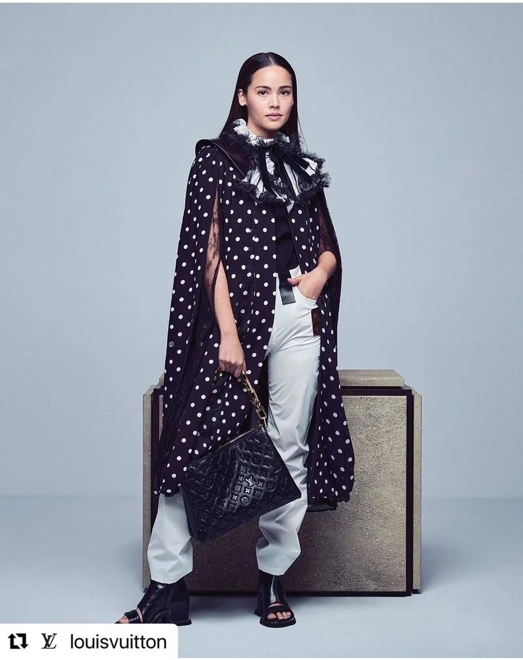 LV HANDLE POUCH MONOGRAM กระเป๋าสะพายกึ่งคลัชท์ สุดล้ำ ใหม่ล่าสุดมาแรงมาก ด้วยความสวยปังตั้งแต่แรกเห็น วัสดุหนังแกะปั๊มลายสวยคม มาพร้อมสาย 2 เส้น เลิศๆ มีสายโซ่ที่มีดีเทลละเอียดไม่ซ้ำ และสายสปอร์ตครอสบอดี้ ที่จะคล้องไว้ทั้งสองเส้นก็ดีงาม หรือสลับใช้ตามลุค