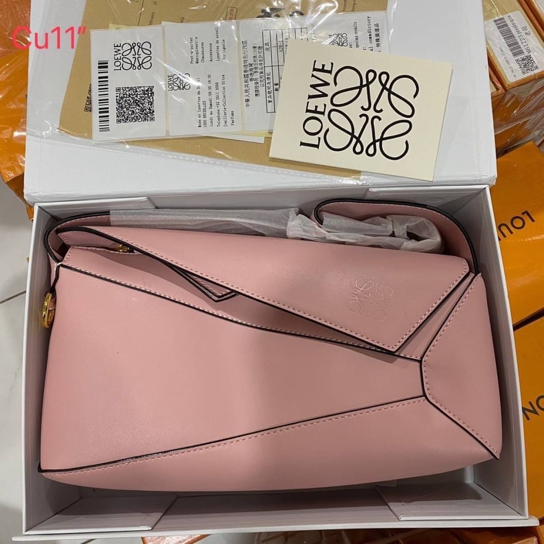 LOEWE Puzzle Hobo bag in nappa calfskin กระเป๋าสะพายไหล่มีความพิเศษในหลายด้าน ไม่ว่าจะเป็นรูปทรงที่แปลกใหม่ มินิมอลด้วยโลโก้อนาแกรมแบบประทับ ดูหรู เป็นกระเป๋า Unisex ที่ไม่ว่าคุณจะเป็นผู้หญิงหรือผู้ชายก็ใช้งานได้