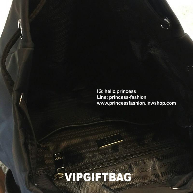 เอาใจหนุ่มๆ กับ NEW PRADA NYLON BACKPACK 2018 เป้รุ่นใหม่มาแรง วัสดุทำจากผ้า nylon อย่างดีกันน้ำ ตามสไตล์แบรนด์ ตัวหระเป๋าอะไหล่เงิน มีช่องซิปหลายช่อง ปากกระเป๋าเป็นหูรูดสวยเก๋ ด้านในแบ่งเป็น2ส่วน สามารถใส่Laptop ได้สบาย จุของได้เยอะ น้ำหนักเบาใช้งานจริงส