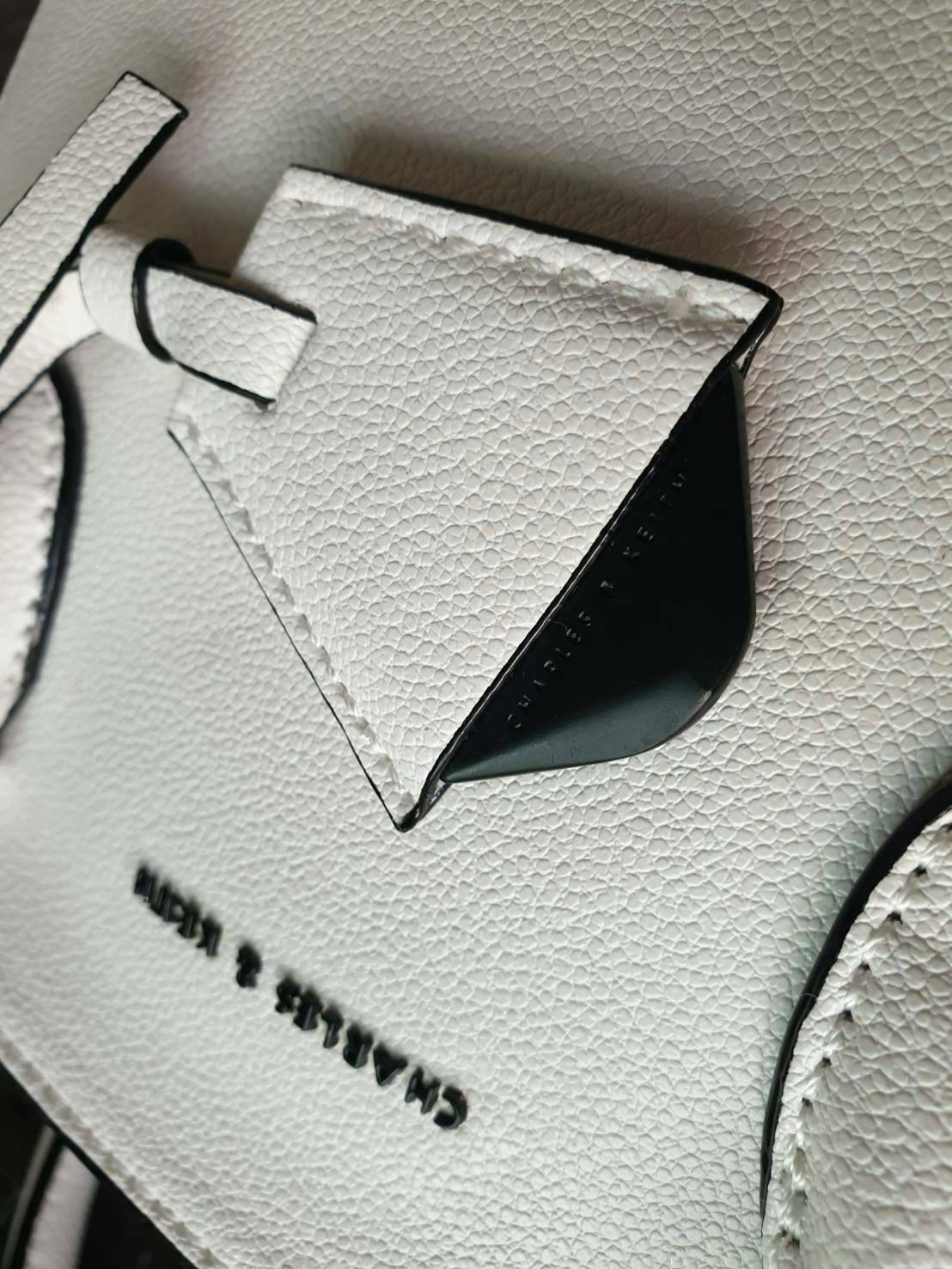 CHARLES & KEITH รุ่น CLASSIC DOUBLE TOP HANDLE BAG CK2-30270225-5 ราคาปกติช้อป (฿2,990.00) กระเป๋าถือ- สะพาย หนังสวยอยู่ทรง สไตล์คลาสสิค เรียบหรู ดูดี ทรงนี้ฮิตตลอดกาล เป็นรุ่นที่ขายดีสุดๆ ไม่มีตกเทรน ด้านหน้าติดโลโก้แบรนด์ อะไหล่ปั้มแบรนด์ มีหมุดรองฐานทั