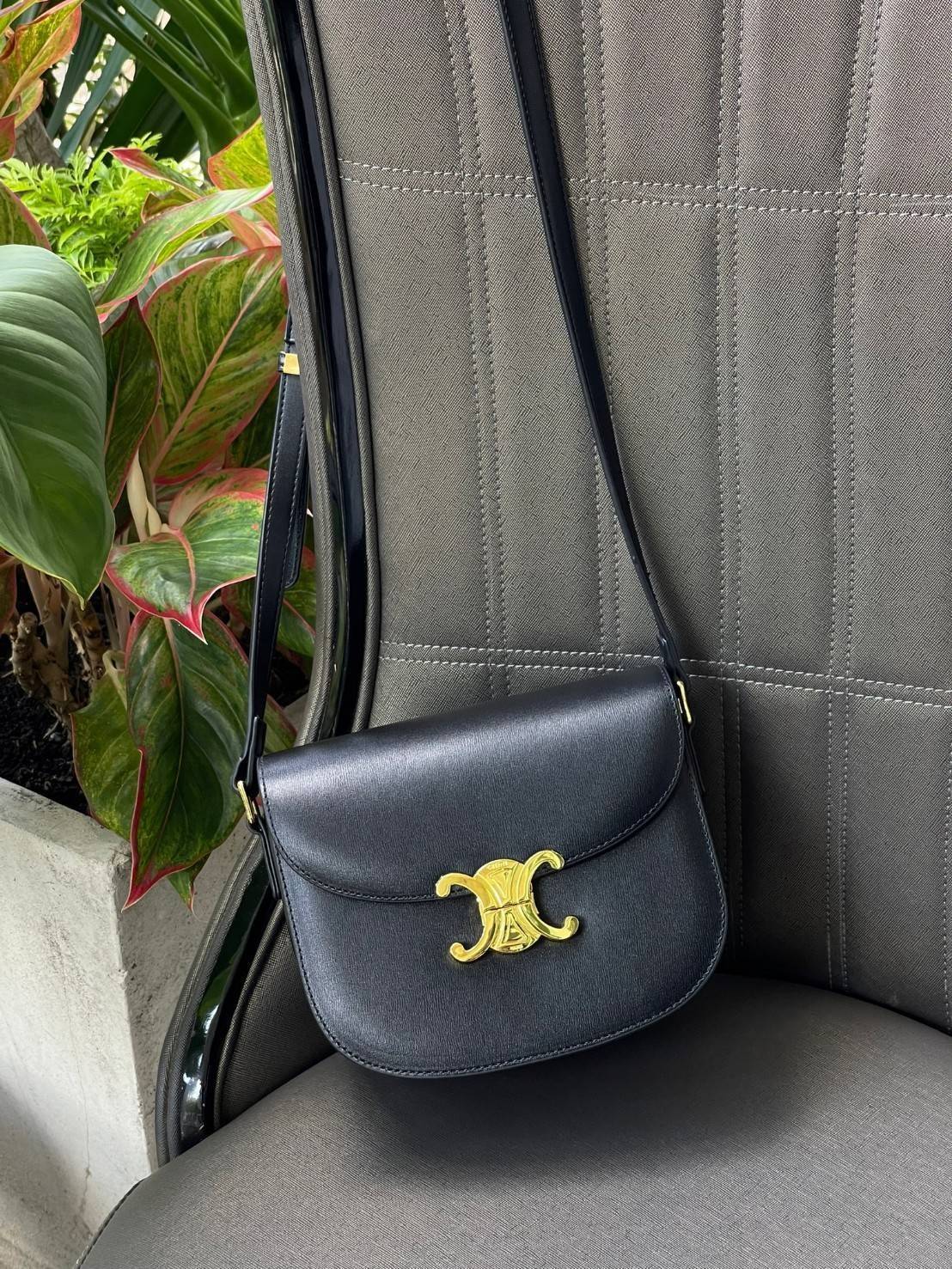 VIP 🥂 CELINE TEEN BESACE TRIOMPHE IN SHINY กระเป๋าสะพายคาดลำตัวรุ่นนี้นับว่าเป็นกระเป๋าอีกหนึ่งรุ่นในซีรีส์ Triomphe ที่ได้รับความนิยมอย่างมาก ด้วยรูปร่างทรงโค้งมนมีความคลาสสิกตามแบบฉบับของ Celine เพิ่มความหรูหราและโดดเด่นด้วยการตกแต่งด้วยโลโก้โลห