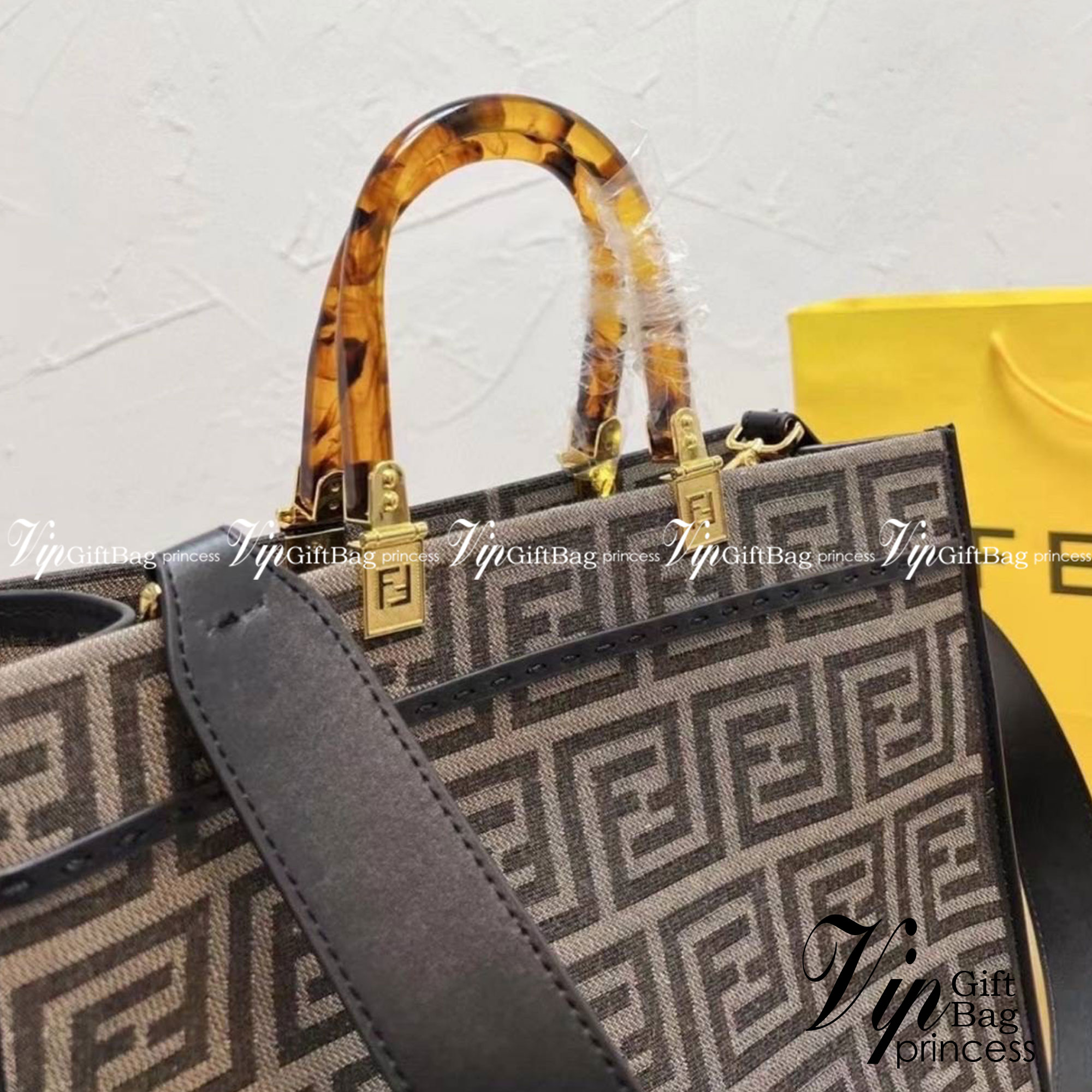 FENDI Sunshine Medium Shopper Tote / FENDI Shopping Shoulder Bag กระเป๋าสะพายทรง shopping ใบใหญ่จุใจ!! ลายกราฟฟิกมาใหม่ดีไซน์คลาสสิควินเทจ สวยหรู ภายในโล่งกว้างมากๆ ใส่ของจุสุดๆ