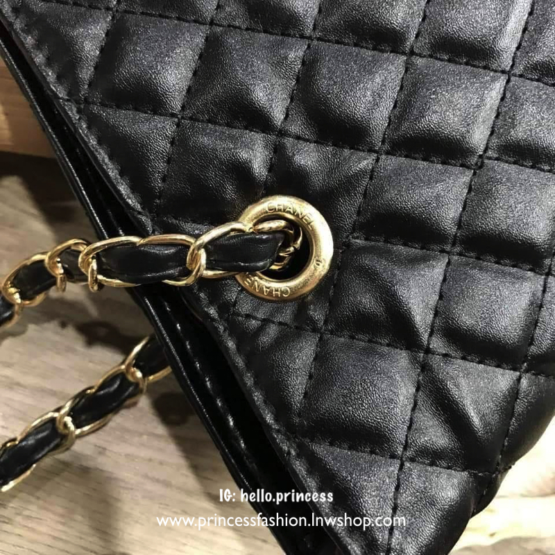 Chanel GWP Tote Bag With Chain New arrival! กระเป๋าสะพายทรง Tote VIP Gift With Purchase รุ่น Limited Edition VIP gift ของแท้จาก Chanel Perfume Counter วัสดุหนังเรียบลายตาราง ขนาดกำลังดี น้ำหนักเบา ด้านหน้ามีโลโก้ เปิดปิดด้วยกระดุมแม่เหล็ก ภายในมีโลโก้ และ