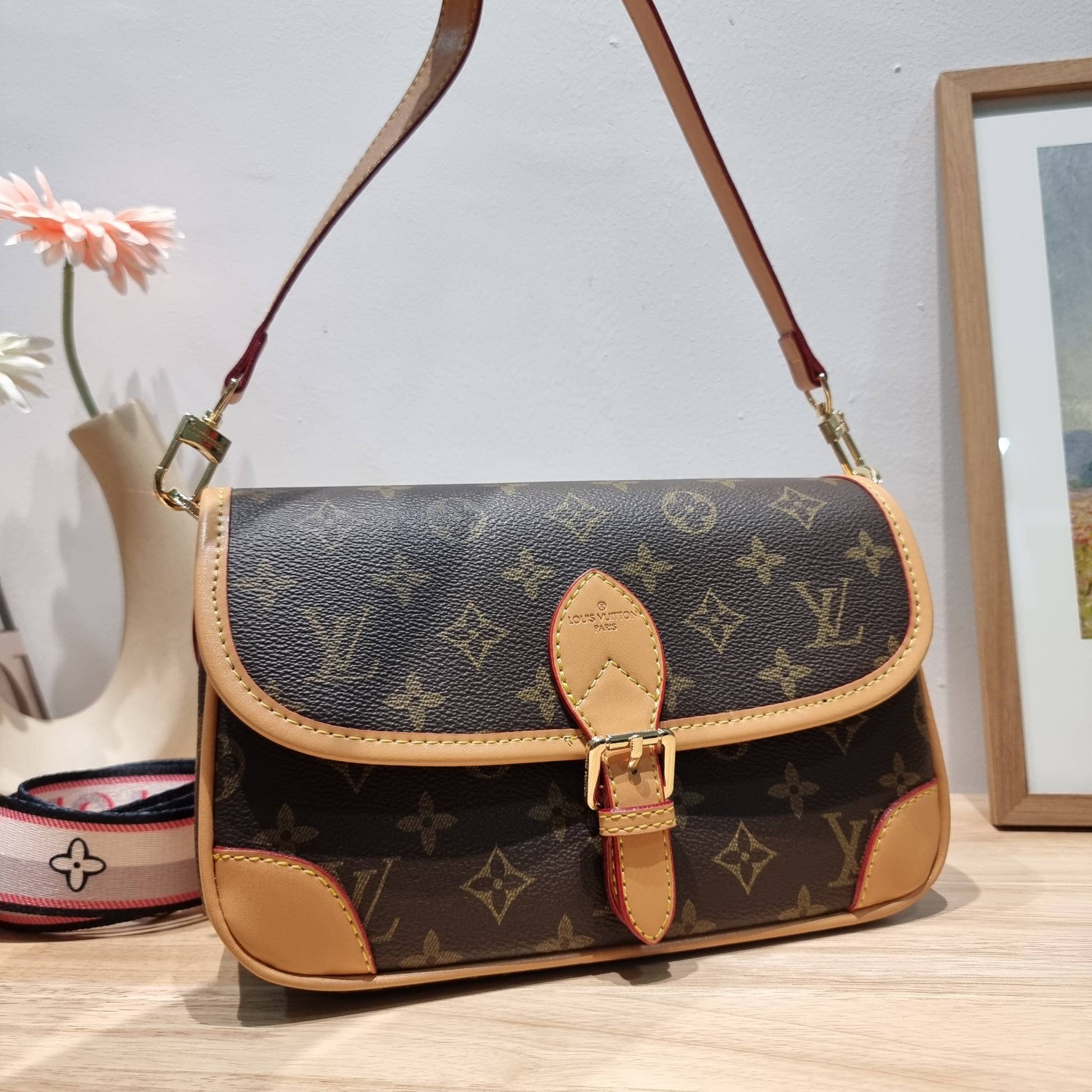 LV Diane Monogram Bag / LV multi handbag กระเป๋ามัลติฟังก์ชั่นสุดคุ้ม ดีไซน์ออกมาน่ารักน่าใช้มากๆ วัสดุหนังแคนวาส มีสายมาให้ถึง 2 แบบ สายหนังคล้องไหล่ได้ และสายสปอร์ตครอสบอดี้ได้ ปรับเปลี่ยนใช้ตามลุคแต่ละวันได้เลย