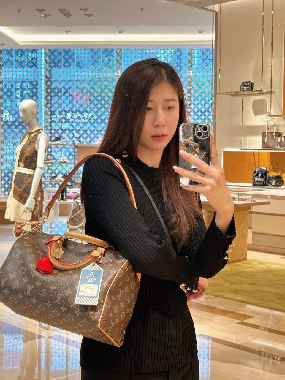 LV Speedy Soft 30 Crafty Bag กระเป๋าทรงหมอน รุ่นท็อปฮิตใบใหญ่จุของได้เยอะ มี 2 แบบให้เลือก รุ่นป้ายแท็ก PRS และ I Love LV ดีไซน์ใหม่ต้อนรับฤดูกาลท่องเที่ยว โดดเด่นด้วยการตกแต่งลายพิมพ์ซิกเนเจอร์ และป้ายแท็กหนังสุดเก๋