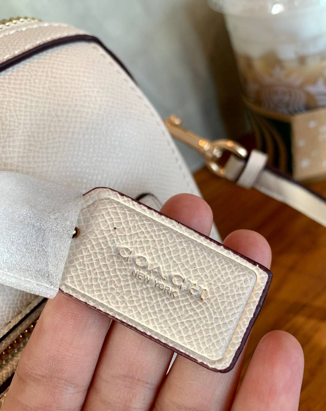 COACH ROWAN SATCHEL BAG ((79946)) กลับมาอีกครั้ง พร้อมสีหายากค่ะ! กระเป๋าหิ้วทรงหมอนสุดฮิตของสาวๆ//สะพายข้างได้ หนังแท้ ลายหนังสวย ทรงสวย ด้านหน้ามีช่องซิปให้หนึ่งช่อง เปิดปิดช่องหลักแบบซิป ภายในกว้างใส่ของจำเป็นของสาวๆได้ครบ มีช่องเล็กและช่องซิปใส่ของจุก