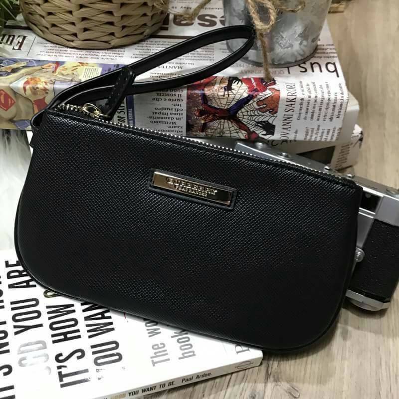 BURBERRY FRAGRANCES SIMPLE PURSE WRISTLET Gift With Purchase Limited Edition พรีเมี่ยมกิ๊ฟจากเคาน์เตอร์น้ำหอม BURBERRY FRAGRANCES วัสดุหนัง Saffiano สีดำประดับโลโก้แบรนด์สีทอง มีสายคล้องมือ เปิดปิดด้วยซิป ภายในมีโลโก้ สามารถใส่มือถือได้ทุกรุ่น ใส่แบงก์พัน