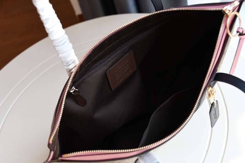 COACH 2319 MAY TOTE IN COLORBLOCK SIGNATURE CANVAS กระเป๋าโท้ท ดีไซน์ใหม่ล่าสุด!! 💕💕 เก๋ตรงปากกระเป๋า คล้ายกระเป๋าซ้อนในตัว สีตัดกับตัวกระเป๋าได้อย่างลงตัว ทรงสวย ใบใหญ่ใส่ของได้เยอะ เปิด-ปิดด้วยซิป รูดใช้งานง่าย ภายในโล่งกว้าง ด้านหลังมีช