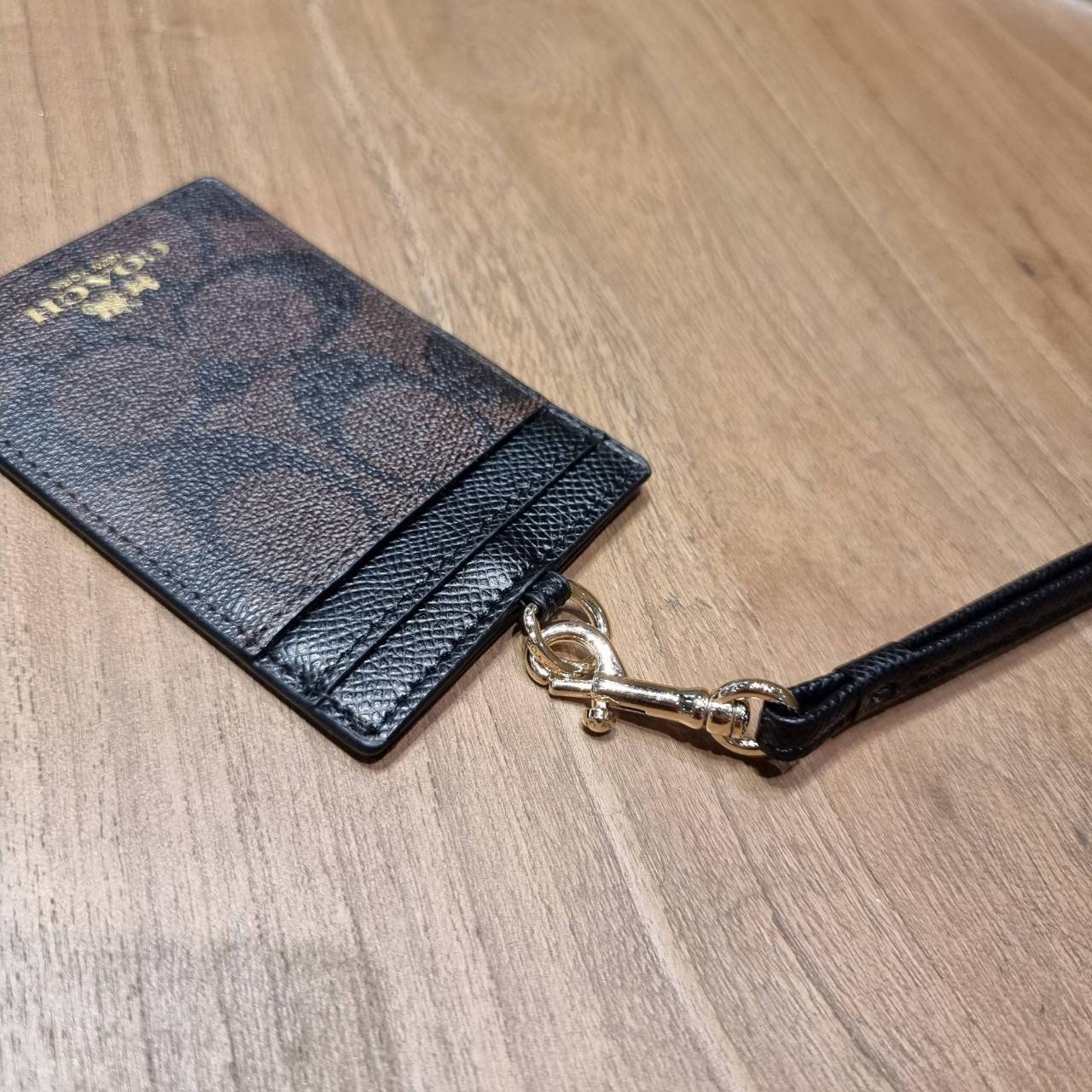 COACH ID LANYARD IN COLORBLOCK SIGNATURE CANVAS ง่ายๆแบบไม่ธรรมดา!! คลาสสิคแต่มีดีเทลโดดเด่น!! กระเป๋าถนอมบัตร พร้อมสายคล้องคอ ดีไซน์ลวดลายสวย ดูดีทุกแบบ ใช้งานง่าย พกพาสะดวก จะใส่บัตรพนักงาน บัตรเครดิต บัตรปชช. ใบขับขี่ และบัตรอื่นๆที่อยากจะใส่!! ตามใจไป