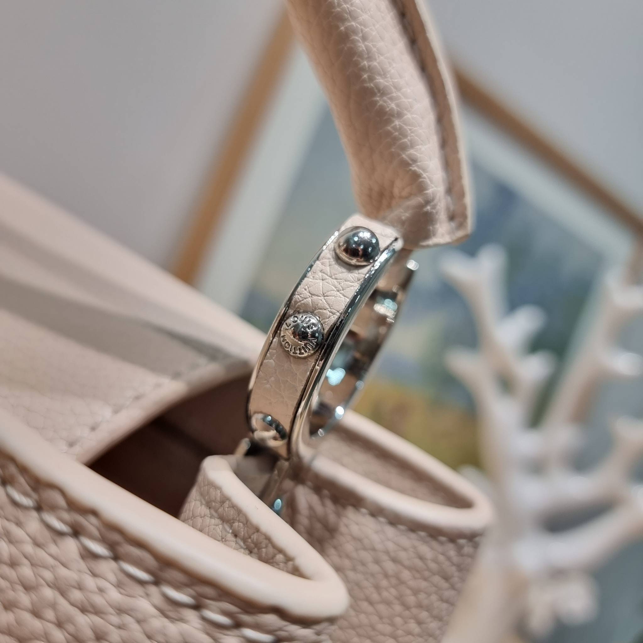 LV x YK Capucines BB / LV Bag พร้อมส่ง กระเป๋าถือสุดหรู ดีไซน์ทรงคลาสสิค ดีงามม้ากกกก!! มาพร้อมหูจับในตัว ด้วยรูปทรงวินเทจ งานปั้มสวยเป๊ะปังตามรูป