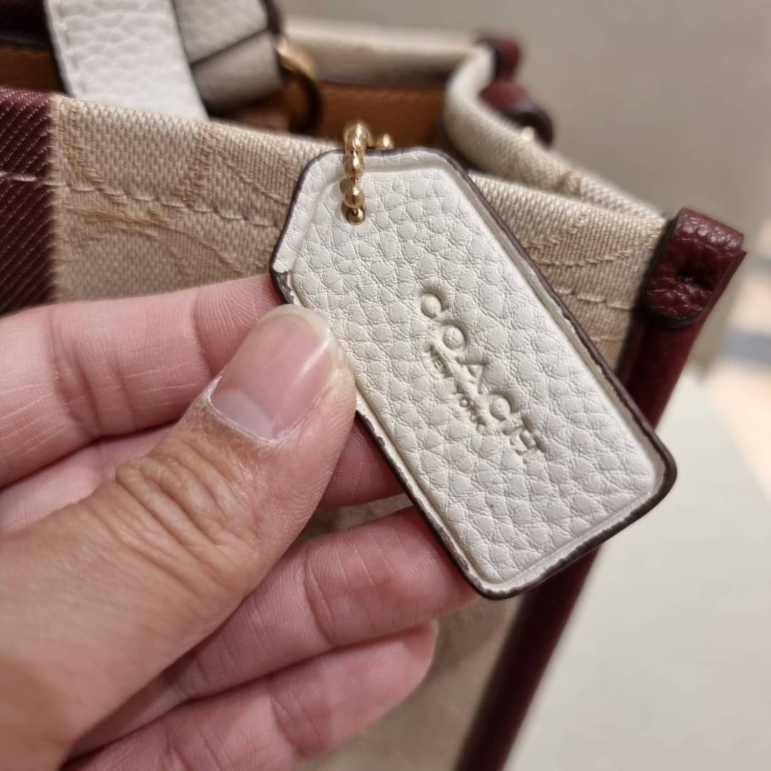 COACH C7083 DEMPSEY TOTE 22 IN SIGNATURE JACQUARD WITH STRIPE AND COACH PATCH คอลเลคชั่นใหม่ สีที่สาวๆรอคอย สวยคม ละมุนและมีความหรูในตัว กับกระเป๋าทรงโท้ท ไซส์กำลังสวย น่ารักน่าใช้ ฟังก์ชั่นการใช้งานสะดวกที่สุด มีทั้งสายคล้องในตัว และสายครอสบอดี้ วัสดุผ้า