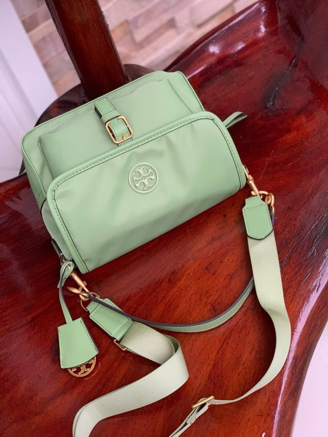 ของแท้ 💯% Tory Burch logo patch satchel bag อีกหนึ่งแบรนด์ดังจากนิวยอร์ก ที่เหล่าดาราเซเลปใช้กันทั่วโลก ด้วยดีไซน์ที่เป็นเอกลักษณ์ เข้ากับยุคสมัย วัสดุ Nylon waterproof ที่แข็งแรงและทนทาน
