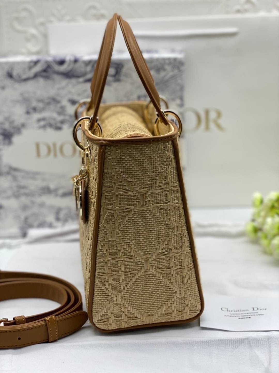 ORI 】DIOR Medium Lady Dior Bag Natural Cannage Raffia พร้อมส่งที่ไทย ภาพสินค้าถ่ายจากงานขายจริง ใช้งานต่างประเทศได้ เอกลักษณ์ของความหรู เรียบหรูมีสไตล์เหนือกาลเวลา รังสรรค์ขึ้นจากต้นปาล์มชนิดหนึ่งตามธรรมชาติ ประดับด้วยลวดลาย Cannage อันเป็นเอกลักษณ์ โดดเด