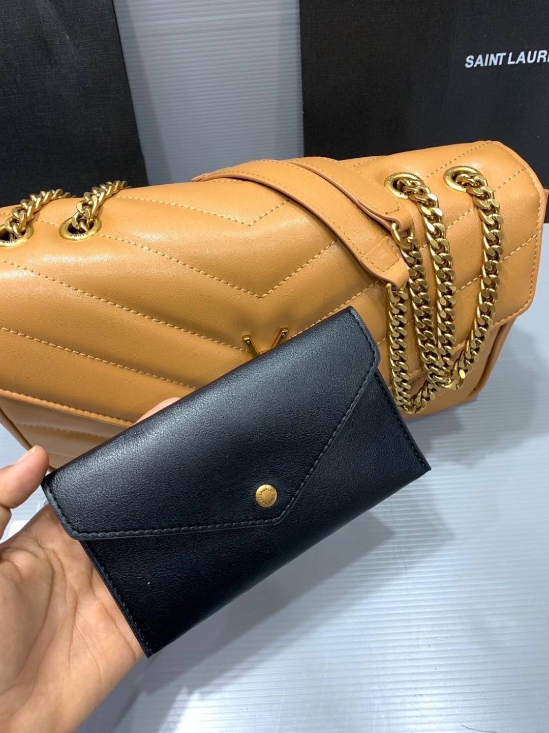 ORI | หนังแท้ 30cm YSL loulou medium in matelassé กระเป๋าสะพายทรงสวยคลาสสิค มาพร้อมใบเล็กใส่การ์ด งานหนังแท้สมผัสนุ่มมือตะเข็บเย็บลายเชฟรอนสวยเป็นเอกลัษณ์ ด้วยดีไซน์เรียบหรู ใช้ได้บ่อยไม่มีเบื่อ