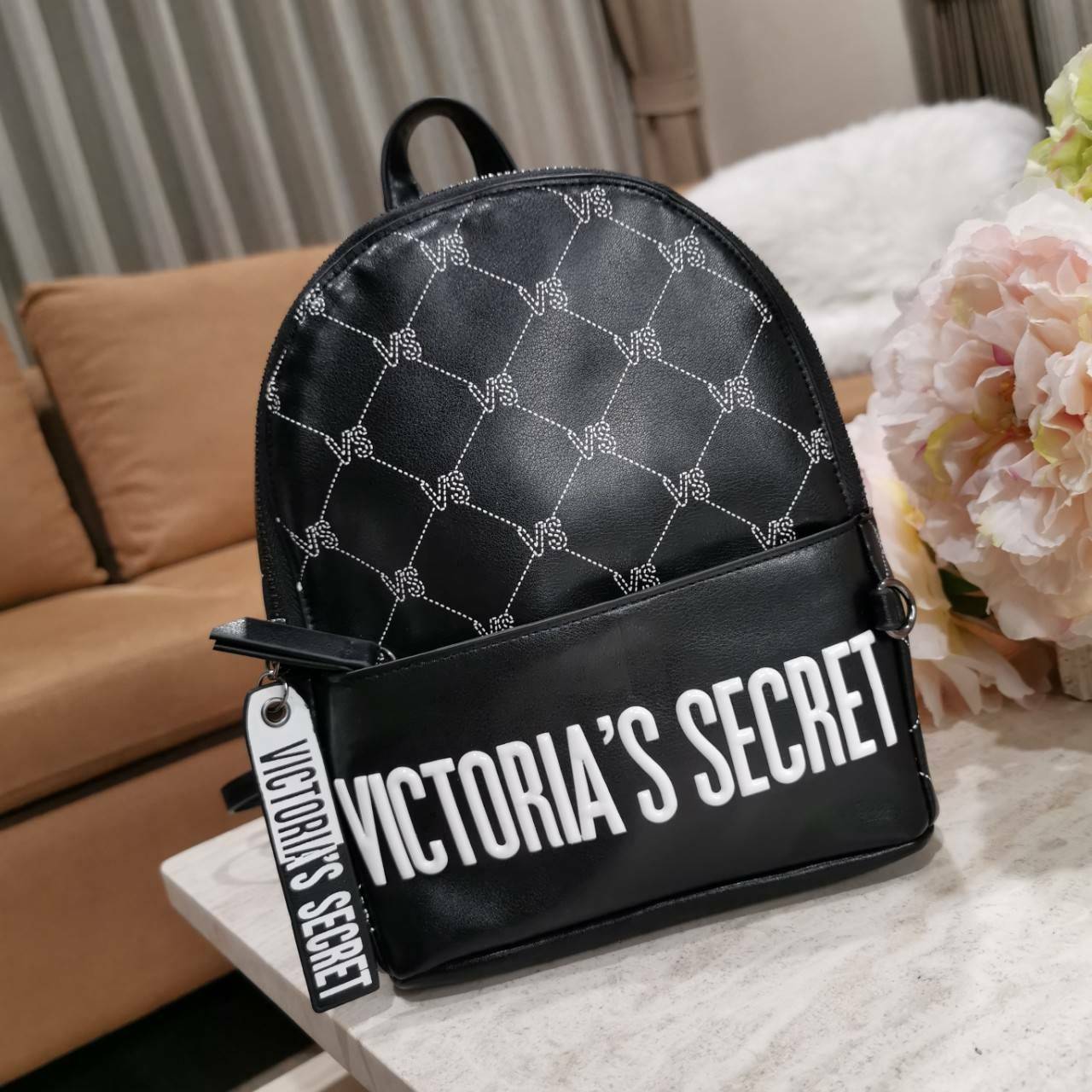 VICTORIA's SECRET MONOGRAM MINI CITY BACKPACK กระเป๋าเป้รุ่นใหม่ล่าสุดวัสดุหนังเรียบลาย Monogram ดีไซน์สวยดู Cool ขนาดมินิ น้ำหนักเบา เปิดปิดด้วยซิปสะดวกใช้ ด้านหน้ามีช่องซิป หูจับถนัดมือ สายสะพายปรับระดับได้ สวยน่าใช้มากๆค่ะ ไอเท็มใหมาชนช็อป! ราคาสุ