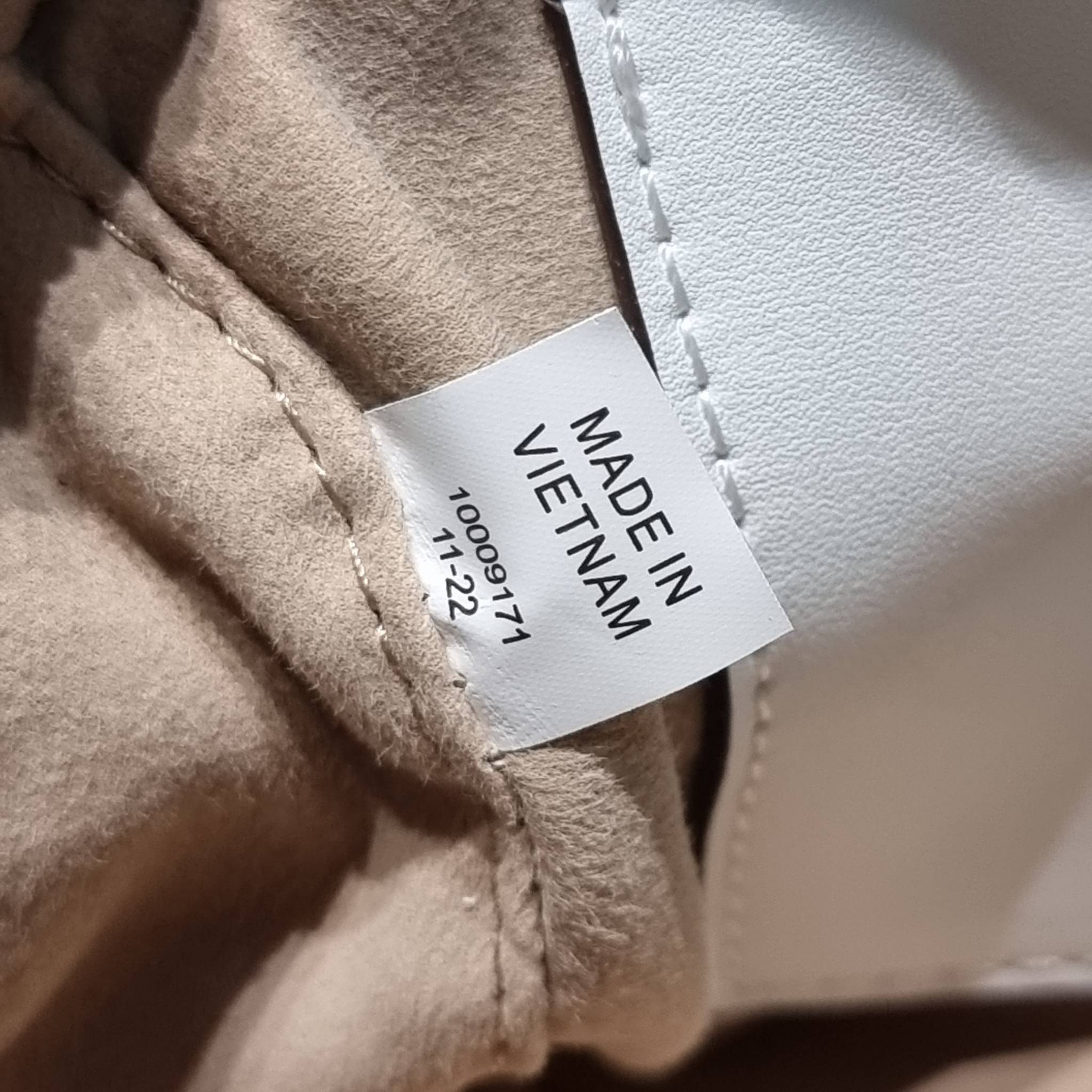 TORY BURCH Petite T Monogram Denim Barrel Bag / TORY BURCH MINI T MONOGRAM DENIM TOTE คอลเลคชั่นใหม่รับซัมเมอร์นี้ กับกระเป๋าสะพายทรงโท้ท ไซส์มินิ ดีไซน์โทนสีฟ้า สวยคม