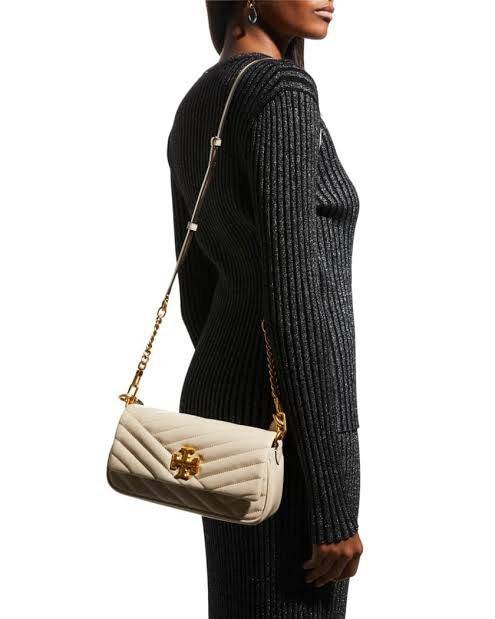 สีออกใหม่ แถมหายากด้วยค่าา! TORY BURCH KIRA CHEVRON SMALL FLAP SHOULDER BAG พร้อมส่งที่ไทย จำนวนจำกัดค่ะ! ✔️กระเป๋าคล้องไหล่หรือสะพายข้างได้ เปลี่ยนลุคดูไม่จำเจ 🔺หนังแกะแท้ ซึ่งจะคุณภาพดี เงา นิ่ม และราคาสูงกว่าหนังวัวนะคะ!