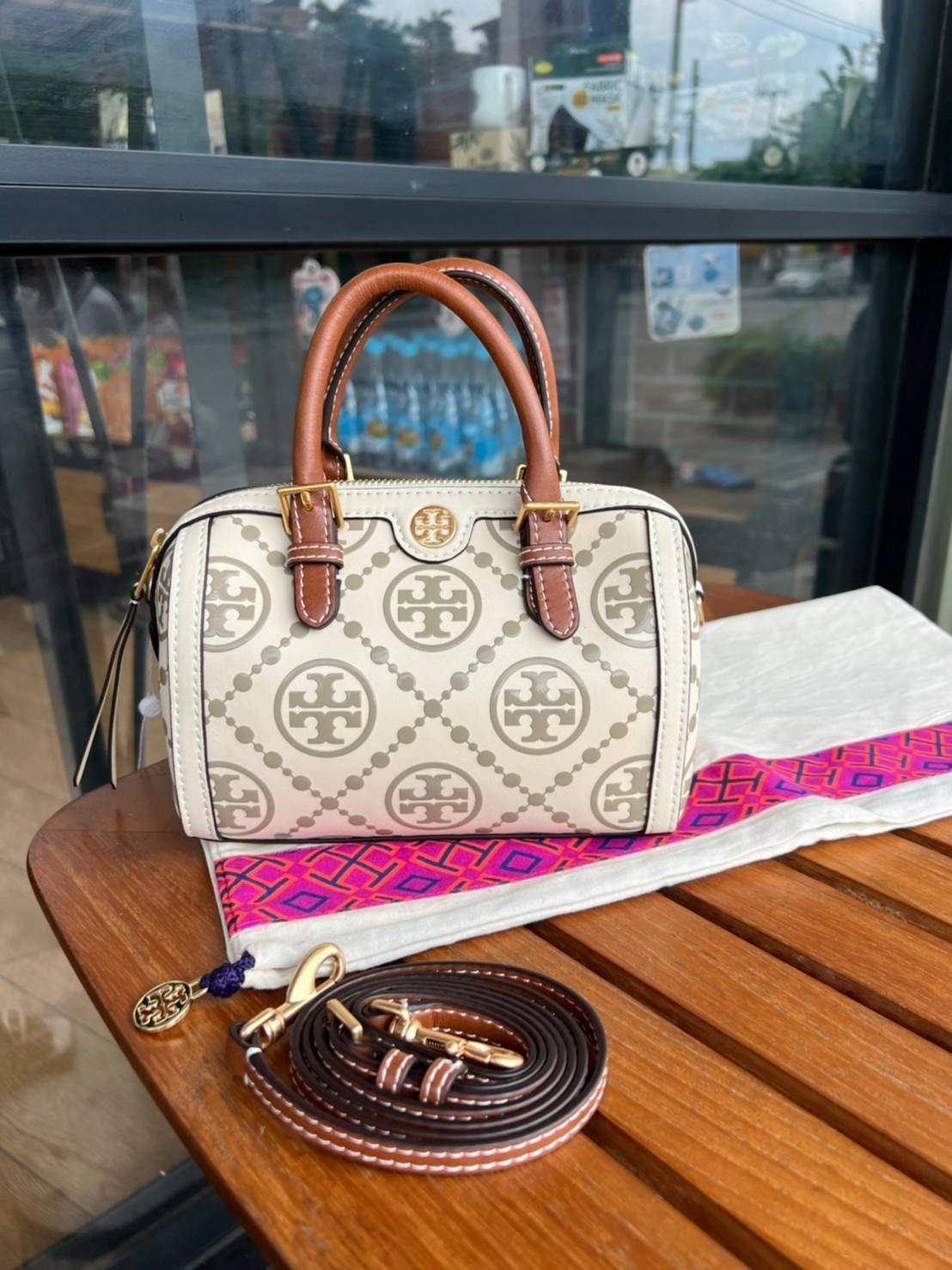 Tory Burch T-Monogram Mini Embossed Wine Bucket Bag / Tory Burch Mini Bucket กระเป๋าถือหรือสะพายไหล่ ทรงหมอนขนาดเล็ก ประดับด้วยลวดลายอันเป็นสัญลักษณ์ของแบรนด์ ถูกประดิษขึ้นด้วยความพิถีพิถันวัสดุหนังอย่างดี ด้านในบุด้วยหนังไมโครซูแอคเนื้อนุ่มทำความสะอาดง่า