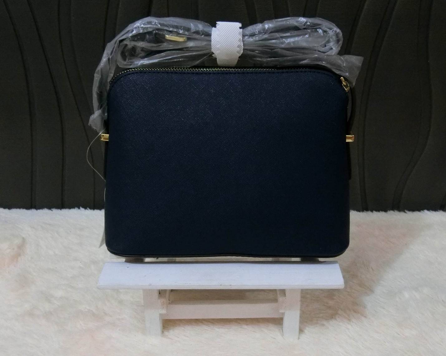 KATE SPADE CEDAR STREET MANDY แบรนด์ดังจากอเมริกาสุดฮิต กระเป๋าขนาดน่ารัก สะพายข้าง หนัง saffiano ภายในลายสวยเก๋สีทองเรียบหรู ทรงแข็งอยู่ทรง MUST HAVE!!