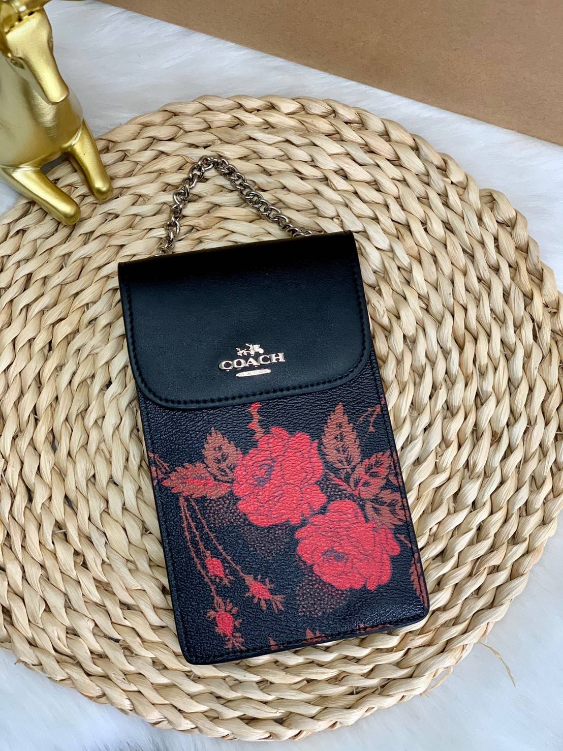 COACH PHONE CASE CROSSBODY BAG ((73486//76988//76357//39955//91046)) COACH NORTH/SOUTH CROSSBODY IN SIGNATURE CANVAS กระเป๋าใส่โทรศัพท์รุ่นนี้ มีความโดดเด่นทั้งดีไซน์และคุณสมบัติในการใช้งาน ด้วยลวดลายที่มีซิกเนเจอร์เป็นเอกลักษณ์แล้ว ด้านหลังยังมีช่องใส่กา