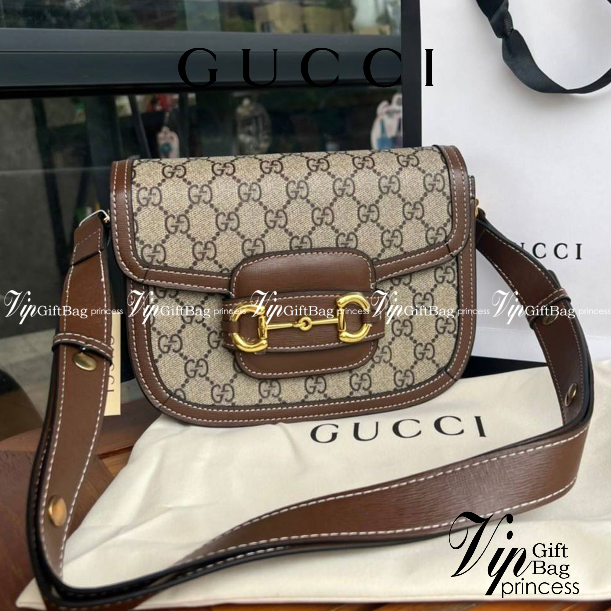 Gucci Horsebit Shoulder Bag กระเป๋าสะพายไหล่ วัสดุผ้าใบ GG Superme ตัดแต่งหนังแท้ สายสะพายไหล่ปรับระดับได้ ด้านในมี 1 ช่องซิป อะไหล่ทองหรูหรา ดาราเซเลปใช้เพียบ ไม่มีเอ๊า เรียบหรูดูแพงสุดๆค่า