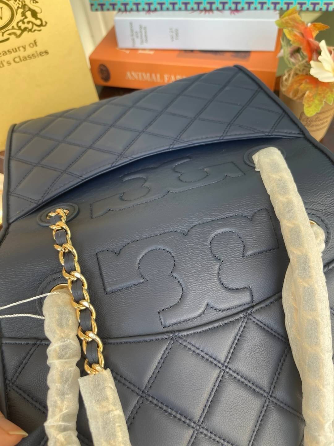 Tory Burch Savannah Convertible Shoulder Bag สาว ๆ ลุคสาวๆไม่ควรพลาด Collection นี้เลยนะคะ เป็นรุ่นที่ตอบโจทย์และครองใจสาว ๆ ได้อย่างแท้จริง เนื่องจากมีดีไซน์เรียบหรู โดยทางแบรนด์ได้ใช้เทคนิคการเย็บบนหนังเป็นลายเส้น (Chevron) ทำให้กระเป๋าดูมีราคามากยิ่งขึ