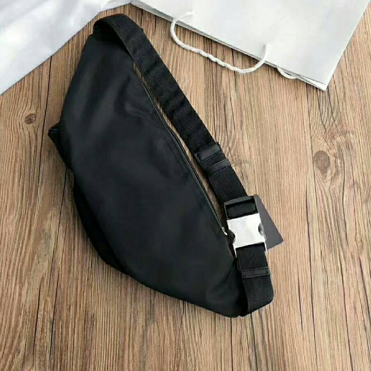 New Arrival Prada คาดอก รุ่นใหม่กำลังมาแรง ไม่ซ้ำใครแน่นอนคะ วัสดุทำจากผ้าNylon กันน้ำได้คะ มีช่องแบ่งเป็น3ส่วนคะ ช่องใหญ่และช่องกลางเปิดปิดด้วยซิปคะ และช่องเล็กเปิดปิดด้วยตัวล็อคสายยางยืดคะ ช่องเล็กสามารถใส่ Power bank ได้คะ ขนาดกำลังดี ใส่ของได้เยอะคะ โ