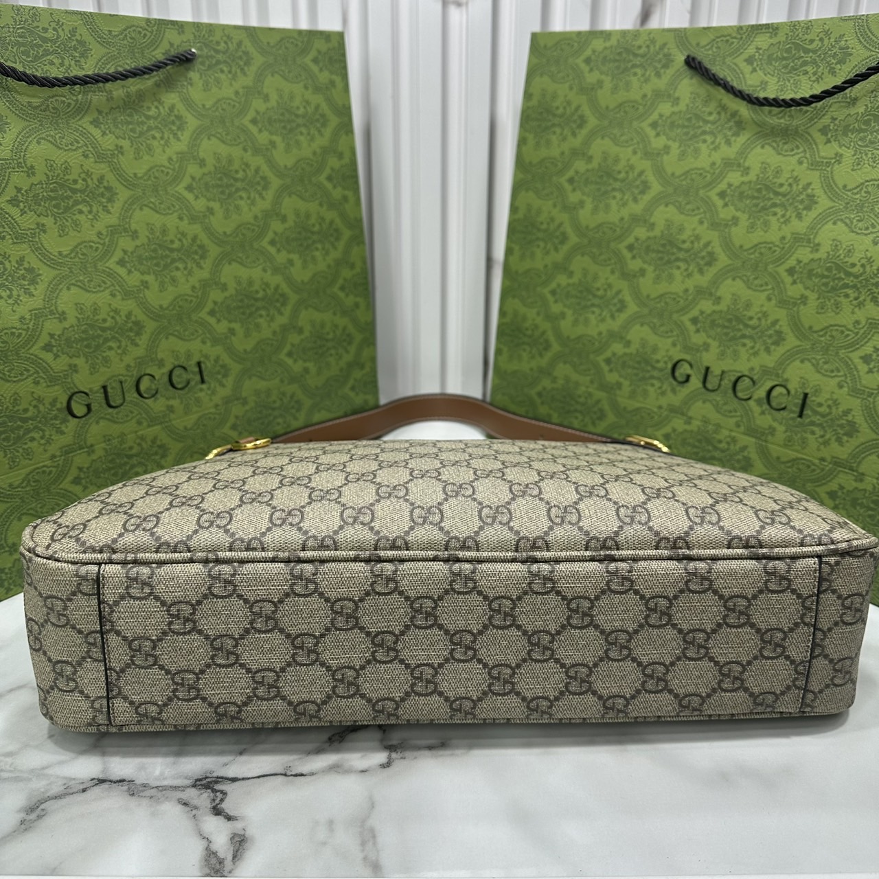 GUCCI GG Emblem medium shoulder bag กระเป๋าสะพายทรงใหม่สวยคลาสสิค พิมพ์ลายคมชัด เป็นไอเท็มต้องมีและยกเป็น everyday bag ได้เลย