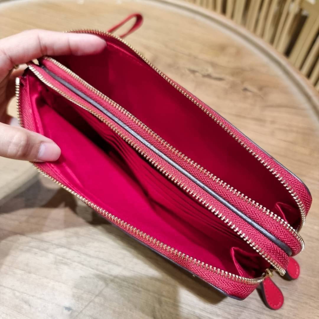 COACH F54057 DOUBLE ZIP WALLET IN SIGNATURE กระเป๋าคล้องมือ size L ใบนี้ใส่มือถือได้ทุกรุ่น ขนาดกำลังดี พกพาสะดวกมากๆ วัสดุหนังสังเคราะห์ ภายในเป็นผ้าสีสวยคม ใส่ธนบัตร ใส่บัตรได้เยอะ ใส่มือถือได้สบายๆทุกรุ่น ตอบโจทย์สาวๆที่ไม่ชอบพกเยอะวุ่นวายจ้า ใบนี้เอาอ