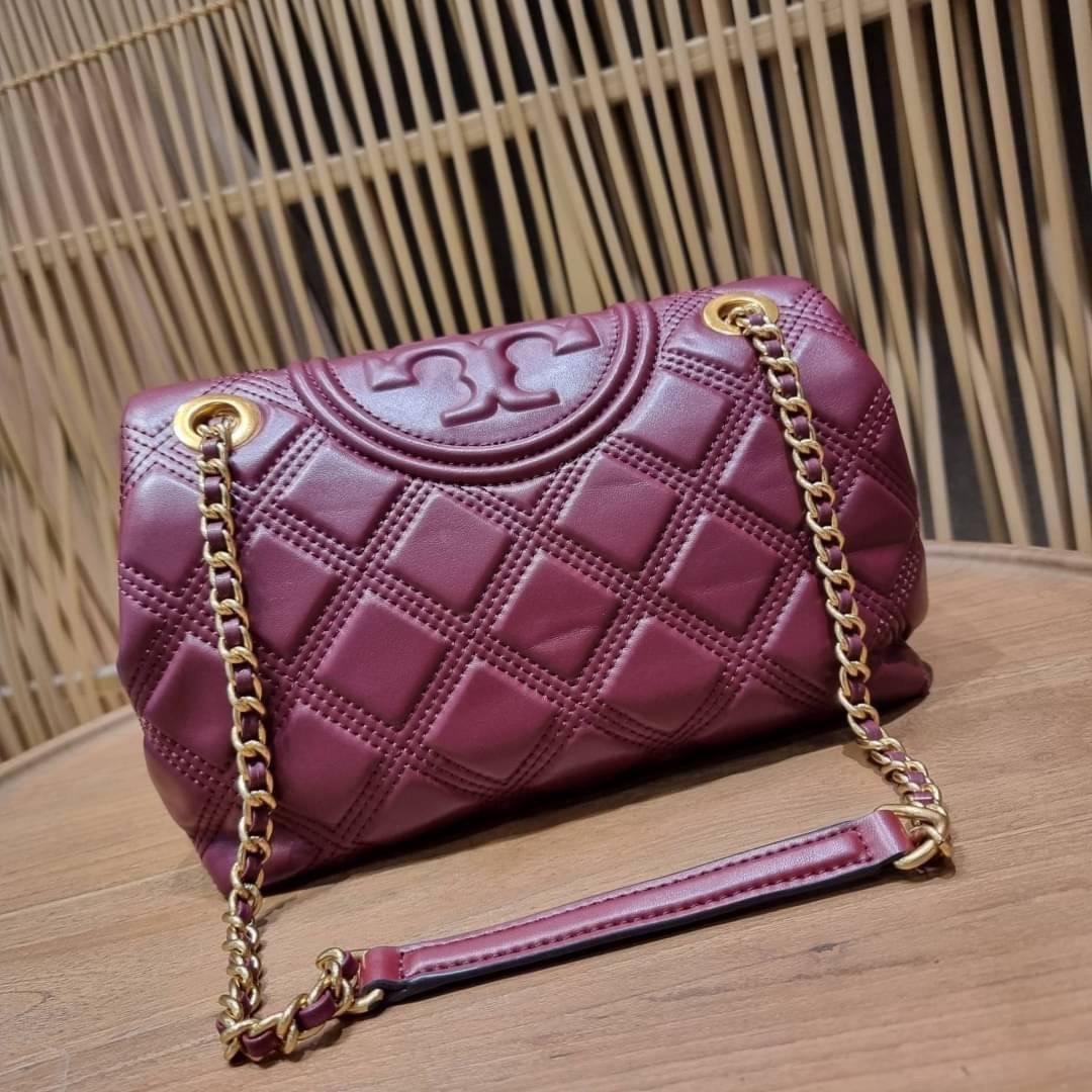 TORY BURCH FLEMING SOFT CONVERTIBLE SHOULDER BAG รุ่นหายากที่สาวๆตามหา มาพร้อมเสิร์ฟความสวยถึงบ้านไปเลยจ้า รอบนี้คัดสีสวยๆมาให้ได้ช้อปกันอย่างจุใจไปเลย กระเป๋าสะพายไหล่ หนังแท้นิ่มเต็มใบ สวยหรูดูแพง เปิด-ปิดด้วยตัวกดล็อคแน่นหนา สายสะพายในตัวปรับใช้ได้ 2 แ