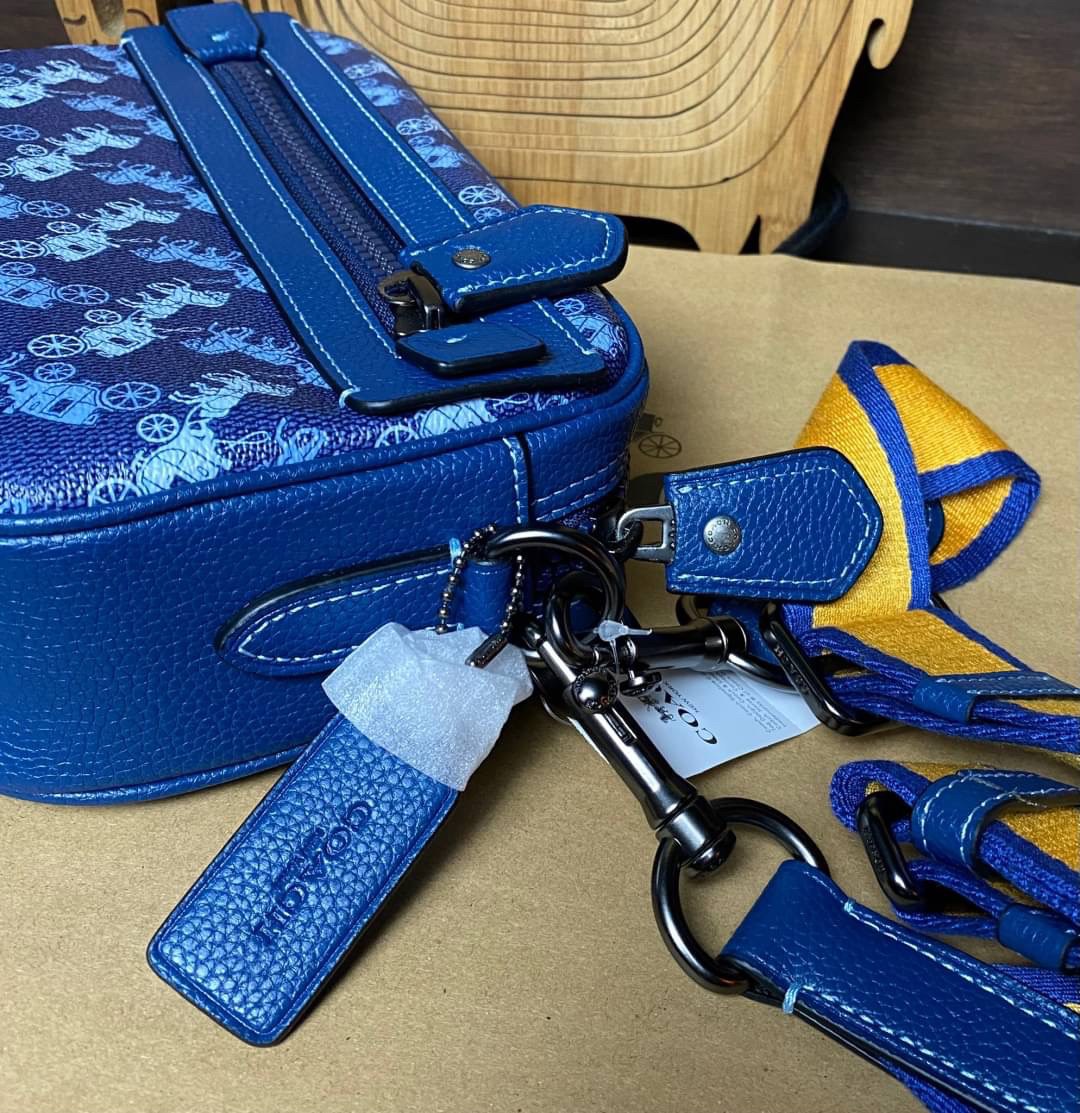 COACH ACADEMY CROSSBODY WITH HORSE AND CARRIAGE PRINT (COACH 89084) ผ้าใบเคลือบพิมพ์ลายและหนังกรวดขัดเงา ภายในกระเป๋ามัลติฟังก์ชั่น| ปิดด้วยซิป ซับในผ้า ด้านนอกมีซิปและกระเป๋าสลิป สายสะพายถอดได้