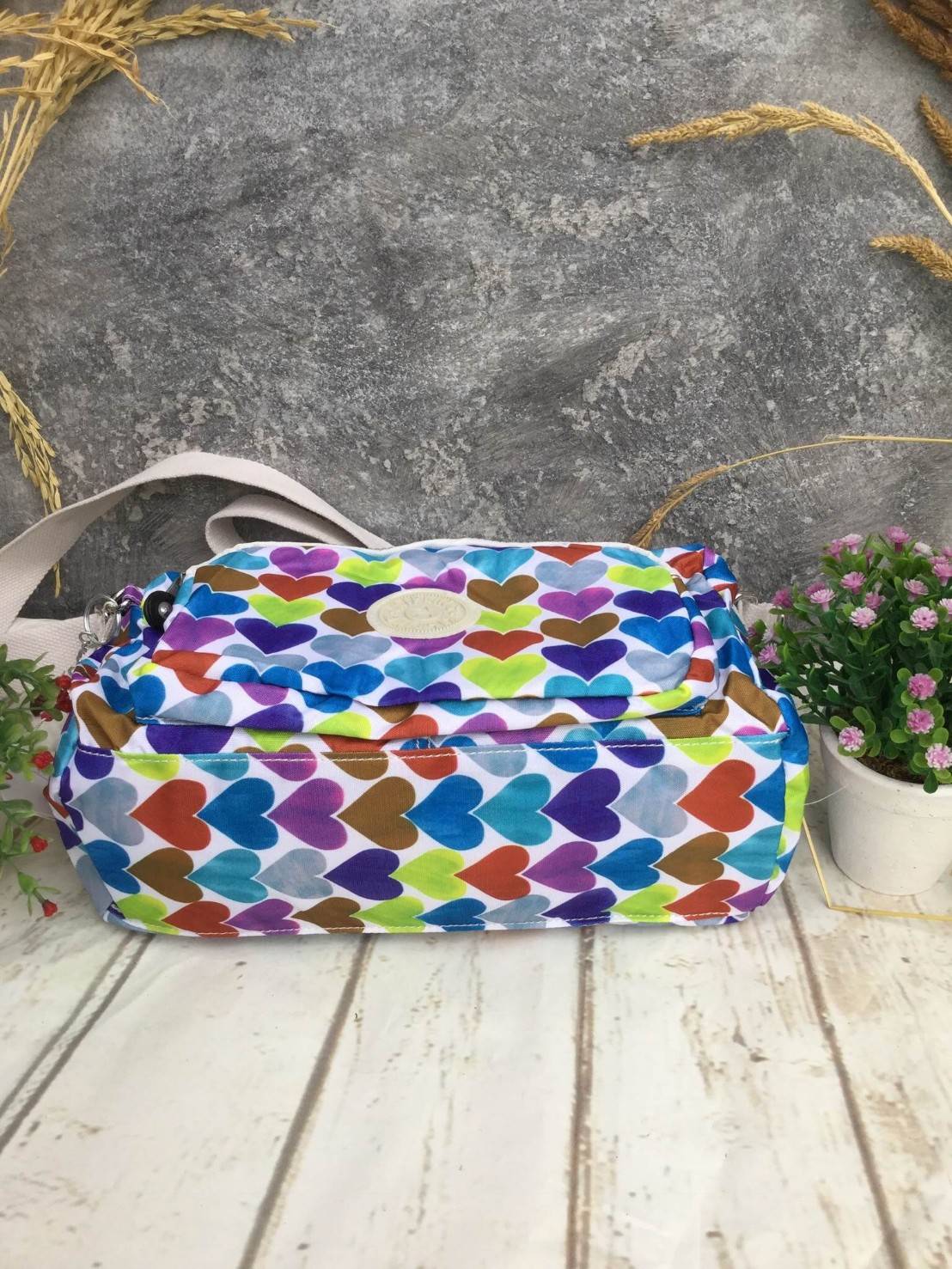 กระเป๋าสะพาย KIPLING รุ่น Reth วัสดุไนล่อนคุณภาพดี มาพร้อมดีไซน์ทันสมัย และสามารถใช้งานได้อย่างดี เข้ากับทุกการแต่งตัว โดดเด่นด้วยพื้นที่ภายในและช่องต่างๆ ที่ให้คุณจัดเก็บของสำคัญได้ครบถ้วน ไม่ว่าจะเป็นมือถือ ปากกา หรือไอเท็มจำเป็นของคุณ สายสามารถปรับและถ