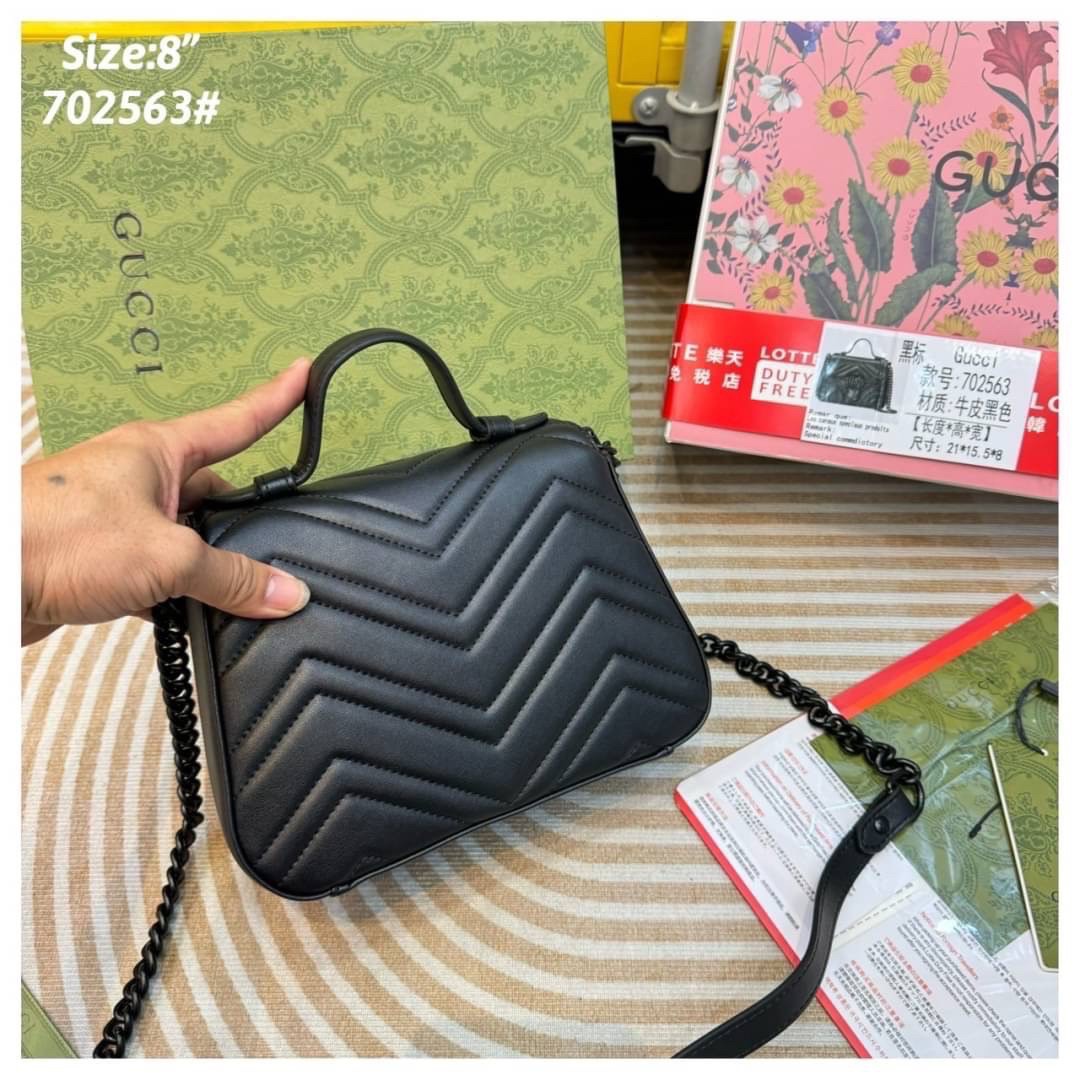 GUCCI GG Marmont mini top handle bag กระเป๋าสะพายข้างรุ่นคลาสสิค ดีไซน์ใหม่พร้อมหูจับในตัว ใช้งานง่าย สายสะพายยาวถอดได้ ถือออกงานก็ปัง