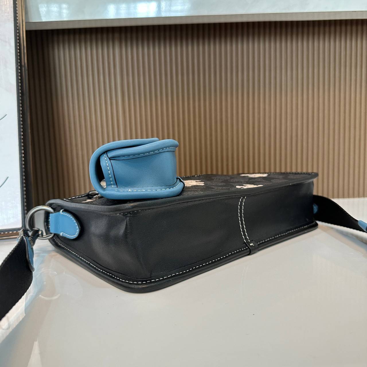 Coach Heritage Convertible Crossbody In Signature Canvas With Creature Print( cc131) กระเป๋าไฮบริดแบบถอดได้รุ่นใหม่ หล่อเท่ส์ สะพายสามารถสะพายทำงานดูดีสุดๆคะ มาพร้อมกระเป๋าใบเล็กห้อยสุดเก๋ วัสดุแคนวาสตัดขอบหนังแท้ เปิด ปิดด้วยซิป ซับในผ้า ด้านนอกกระเป๋าเป