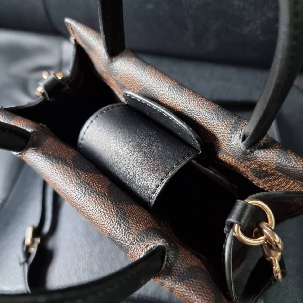 COACH MINI CALLY CROSSBODY IN SIGNATURE ((3599, 2184, 5693, 2134, 2183)) พร้อมส่งที่ไทยทันที! กระเป๋าสะพายครอสบอดี้ร์ กระเป๋าครอสบอดี้โท้ทมินิไซส์ รุ่นใหม่สุดฮอต!! ใบจริงคือน่ารักม้ากกกก!! สวยอยู่ทรง น่ารักน่าใช้ ทรงTote ปากกระเป๋าเปิดปิดแบบแม่เหล็ก ภายใน