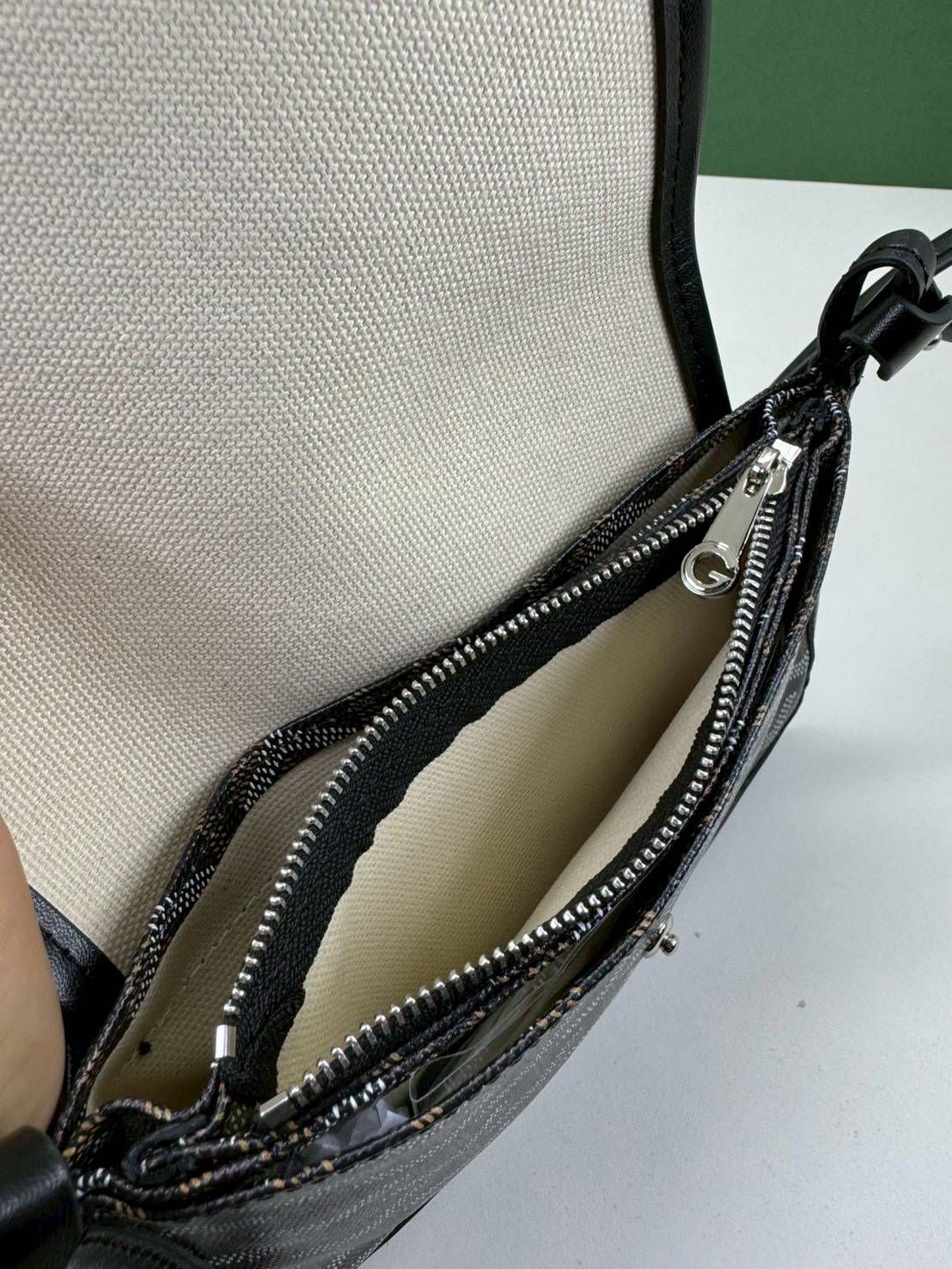 10 สี ORI หนังแท้ | GOYARD Plumet pouch-wallet กระเป๋าสะพายใบเล็กกะทัดรัด ดีไซน์กระเป๋าสตางค์ Plumet ดีไซน์มาพร้อมช่องใส่เหรียญ ธนบัตร และบัตรต่างๆ สามารถสะพายไหล่เป็นกระเป๋าสะพายข้างได้เหมือนกระเป๋าใบเล็ก