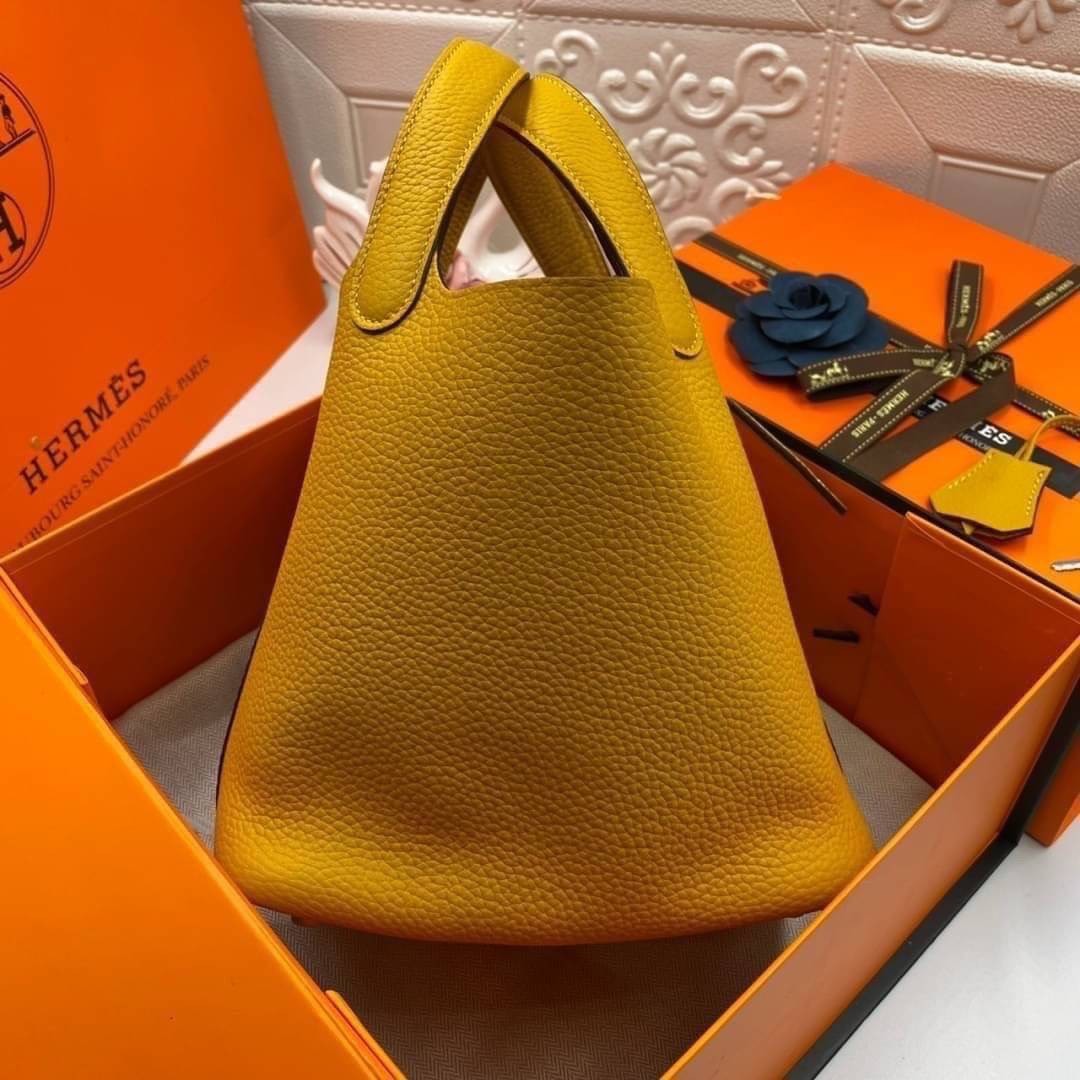 หนังแท้ Hermes Picotin Lock 18 bag กระเป๋าถือแบรนด์หรูระดับโลก งานเกรดออรินอล หนังแท้ทั้งใบ หนังมีลายทอริลลอนคล้ายของจริง มาพร้อมตัวล็อคเคลลี่ Kelly lock รูปทรงเรียบแต่หรู ใช้งานได้ทุกโอกาส ถือง่าย ใช้งานง่าย ภายในโล่งกว้าง ภาพสินค้าถ่ายจากงานขายจริง ใช้ง
