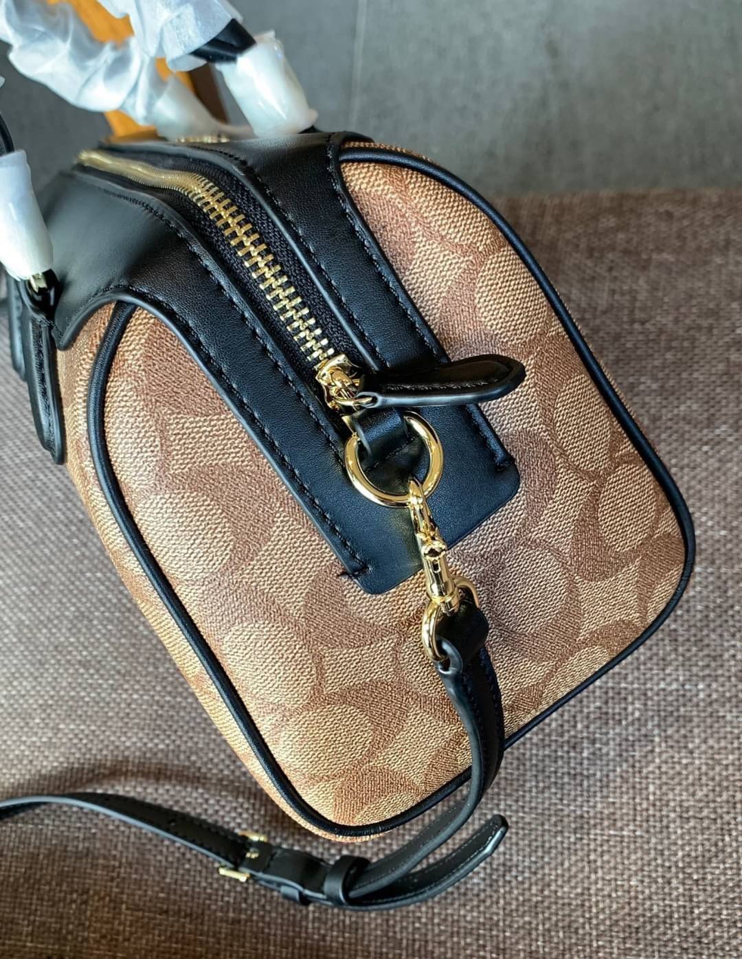 COACH NENNETT SATCHEL BAG((32203)) พร้อมส่งอีกครั้ง ห้ามพลาด! กระเป๋าทรงหมอน ทรงที่สาวๆต้องมีติดตัวไว้สักใบ! หนังแท้นิ่มสวยงาม เปิดปิดกระเป๋าแบบซิป ภายในกว้างสามารถใส่กระเป๋าเงินใบยาวได้ หรือของจำเป็นในชีวิตประจำวันของสาวๆได้หลากหลายเลยค่ะ มีช่องซิปและช่อ