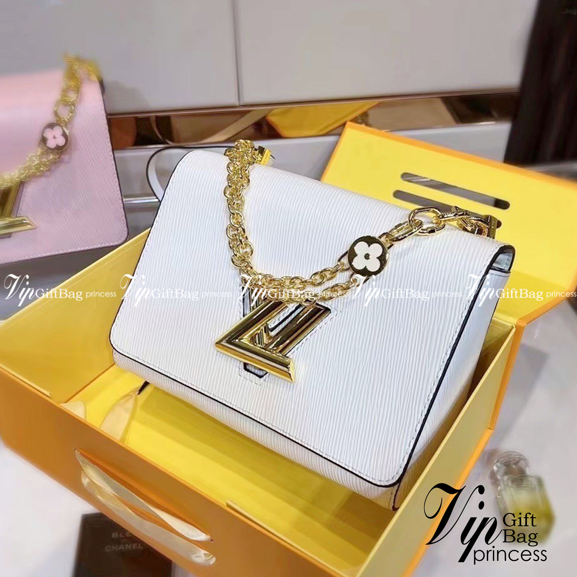 LOUIS VUITTON Twist MM Epi Leather Handbags / LV Twist MM หนัง Epi ลายเกรน ตัวล็อก LV Twist สีทองไอคอนิกช่วยเติมเต็มความสมบูรณ์แบบให้กับกระเป๋าได้อย่างลงตัว เหมาะสำหรับการใช้งานเป็น everyday bag หรือถือออกงานก็สวยเลยค่ะ