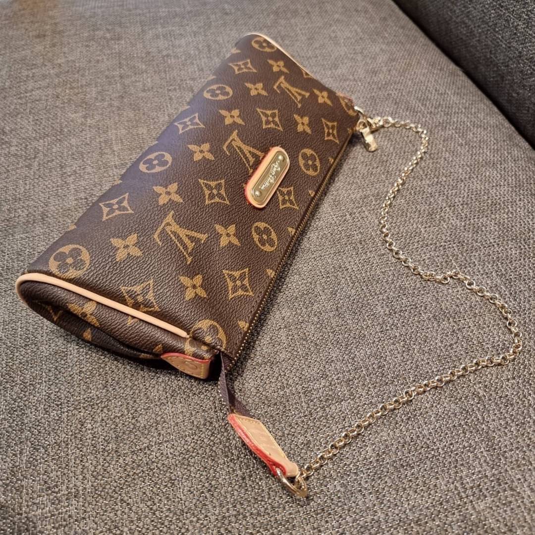 LV CROSSBODY CLUTCH BAG WITH CHAIN / LV Eva Clutch Crossbody Bag กระเป๋าสะพายวีไอพีพรีเมี่ยม วัสดุหนังแคนวาสคุณภาพ โลโก้เพลทอะไหล่ทอง คมชัด หรูหรา เปิด-ปิดกระเป๋าด้วยซิป ภายในเป็นช่องโล่ง ใส่ของใช้สำคัญได้สบายๆ มือถือ พาวเวอร์แบงค์ เครื่องสำอางค์ ของจุกจิ