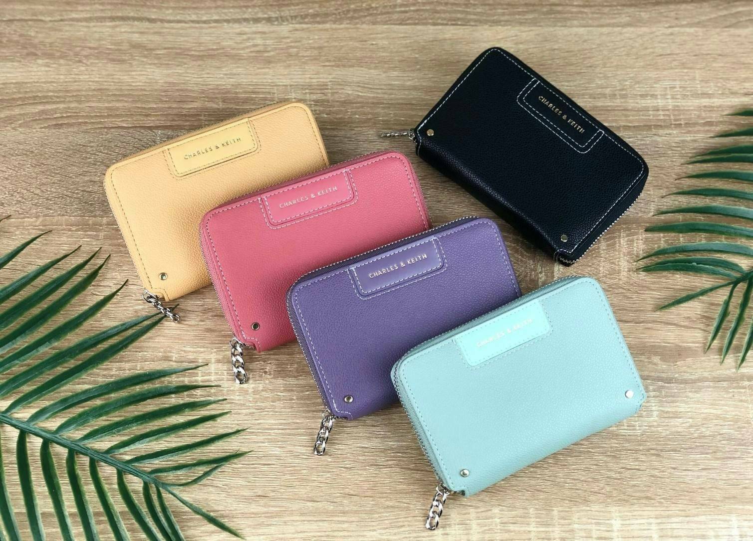 CHARLES & KEITH CHAIN ZIP WALLET กระเป๋าเงินซิปรอบใบกลาง หนังขึ้นลายสวยงาม ด้านหน้าปั๊มโลโก้แบรนด์ มีจุดเด่นที่ซิปเป็นห่วงโซ่เล็กๆน่ารัก ด้านในมีช่องซิปใส่เหรียญ ช่องบัตร 4 ใบและช่องใส่ธนบัตรตามยาว ใส่แบงค์พันได้ตามยาวเลยค่า ไว้ใช้กับกระเป๋าใบเล็กเหมาะมาก