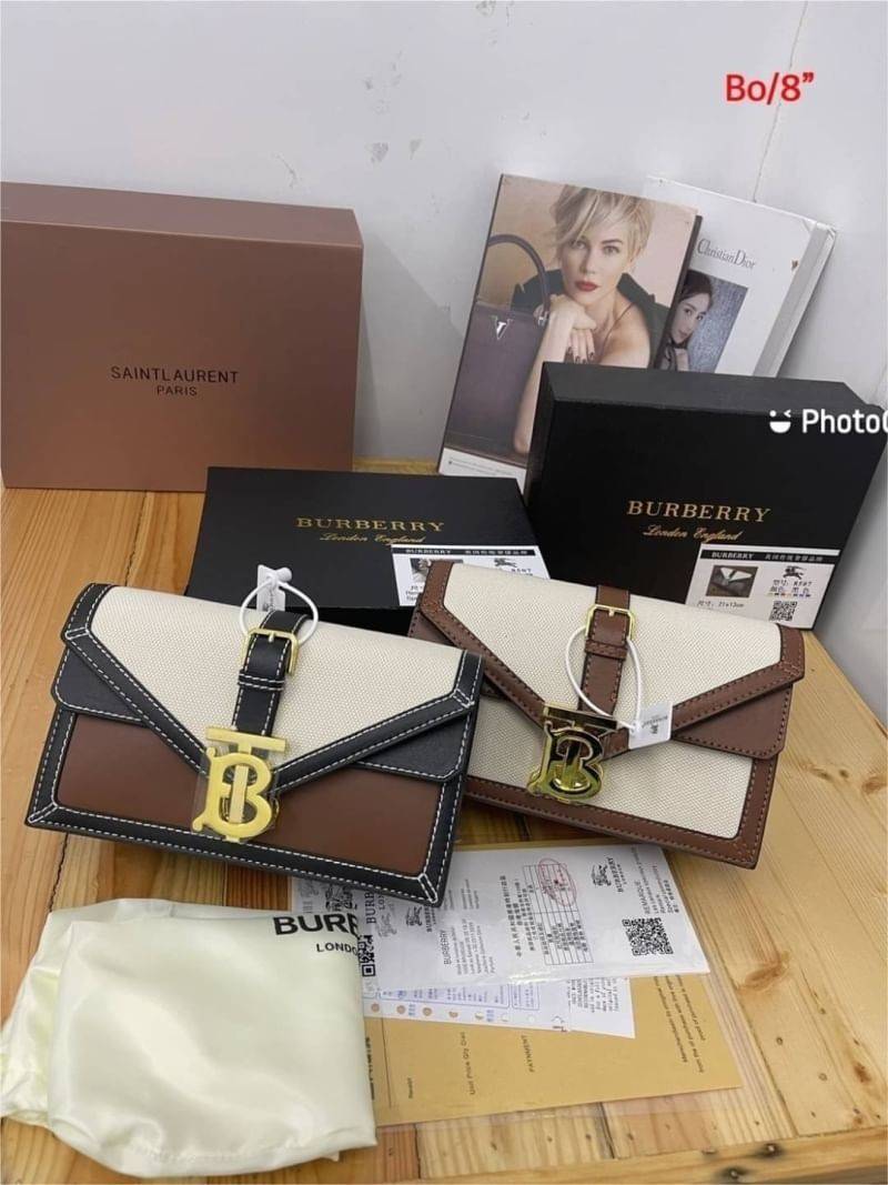 BURBERRY Mini Two-tone Canvas and Leather TB Bag / BURBERRY FRAGRANCES CROSSBODY WITH CHAIN วัสดุ Canvas & Leather ทรงเหลี่ยมสวยหรูอยู่ทรงมีโลโก้แบรนด์ด้านหน้า พร้อมสายสะพายโซ่อะไหล่ทอง