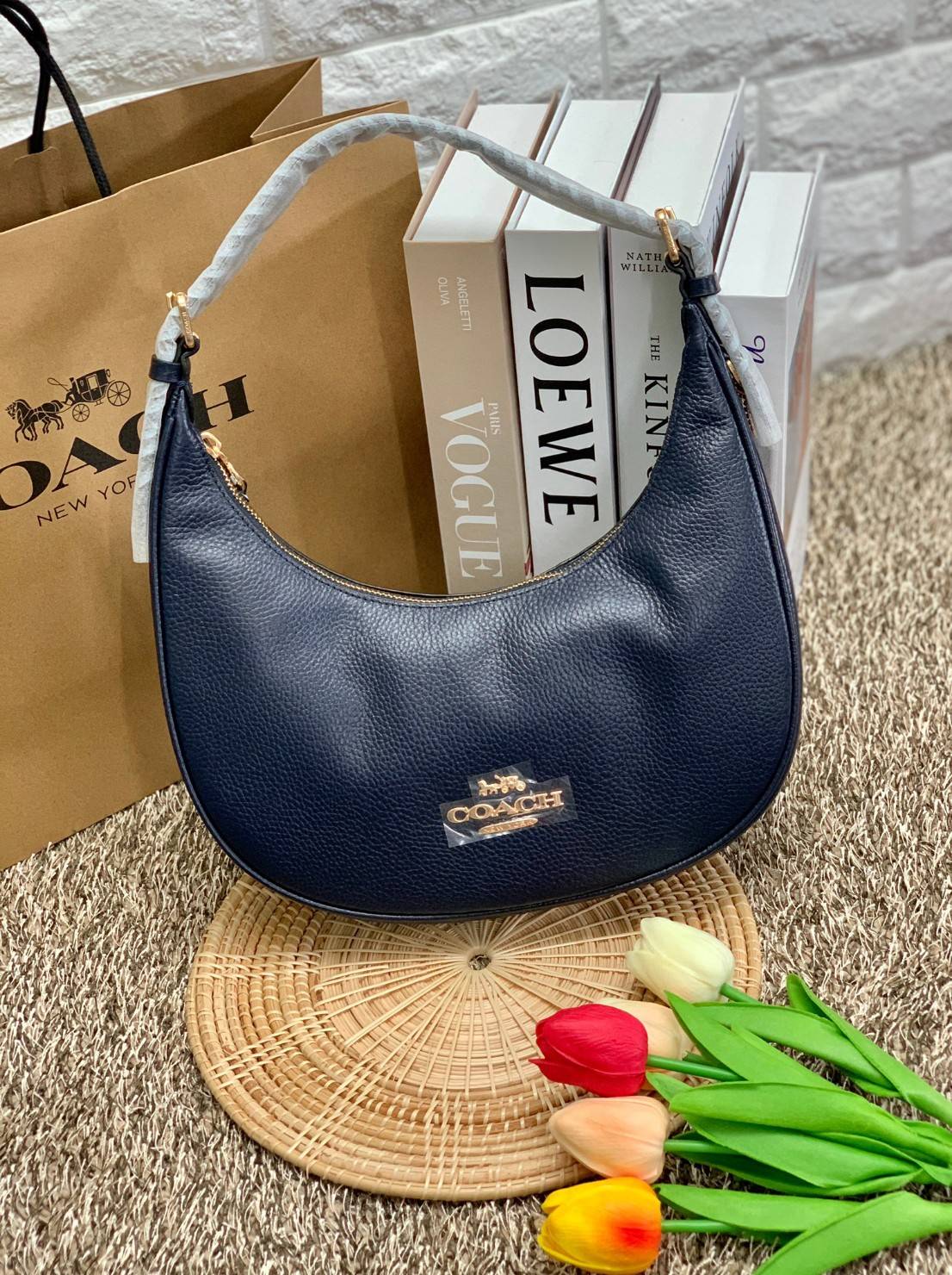 COACH BAILEY HOBO WITH WHIPSTITCH ((C4108//C1322)) พร้อมส่งที่ไทย!! สวยจริงไม่จกตาแน่นอนค่าา กระเป๋าทรงโค้ง ใช้แบบหิ้วหรือคล้องไหล่ก็ดูดี ใช้วัสดุหนังแท้ชั้นดี หนังสวยมากๆค่ะ ด้านหน้าใช้อะไหล่แบรนด์ตัวใหญ่ หรู ดูสะดุดตามีเดียว