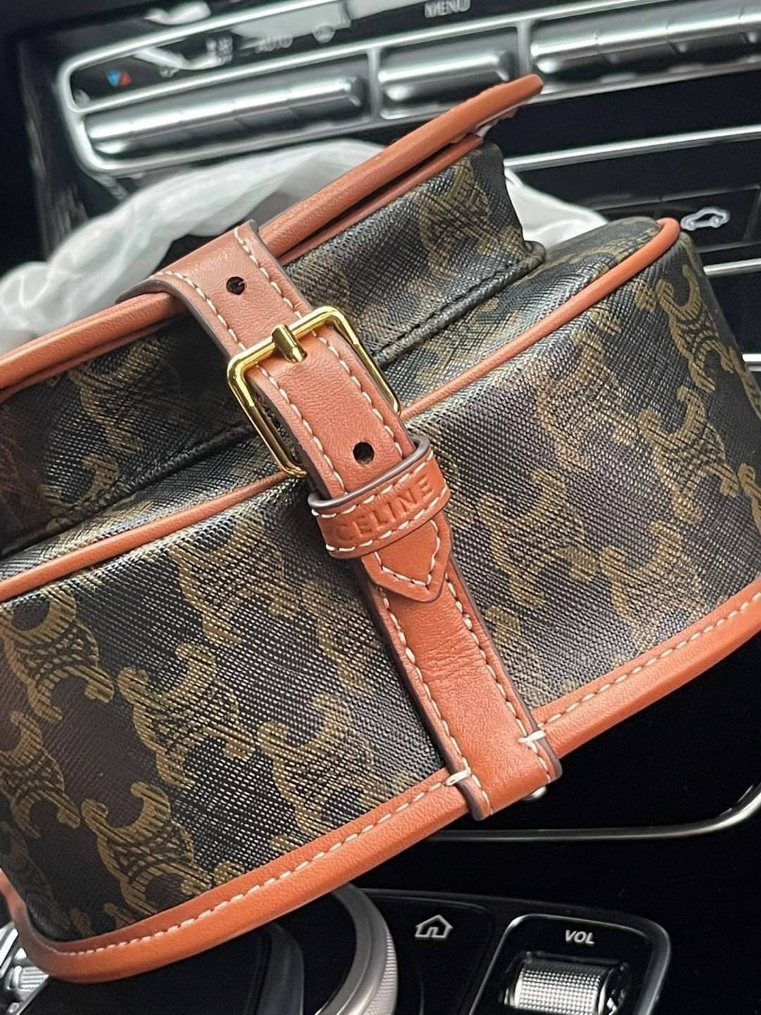 CELINE MEDIUM FOLCO BAG IN TRIOMPHE CANVAS หากใครที่กำลังมองหากระเป๋าสะพายข้าง ขนาดกะทัดรัด และเรียบหรู ต้องใบนี้เลยค่ะ เป็นกระเป๋าเปิดปิดแบบแบบฝาผับที่มีรูปทรงโค้งและที่ล็อกรูปทรงคล้ายเข็มขัด อีกทั้งยังสะท้อนความสวยสไตล์สาวปารีสได้อีกด้วย ด้านในของรุ่นนี